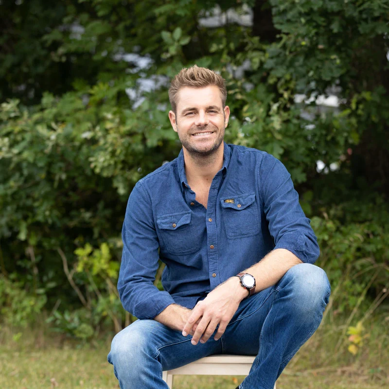 Mads Bo fra High on life profilbillede i blå denim skjorte