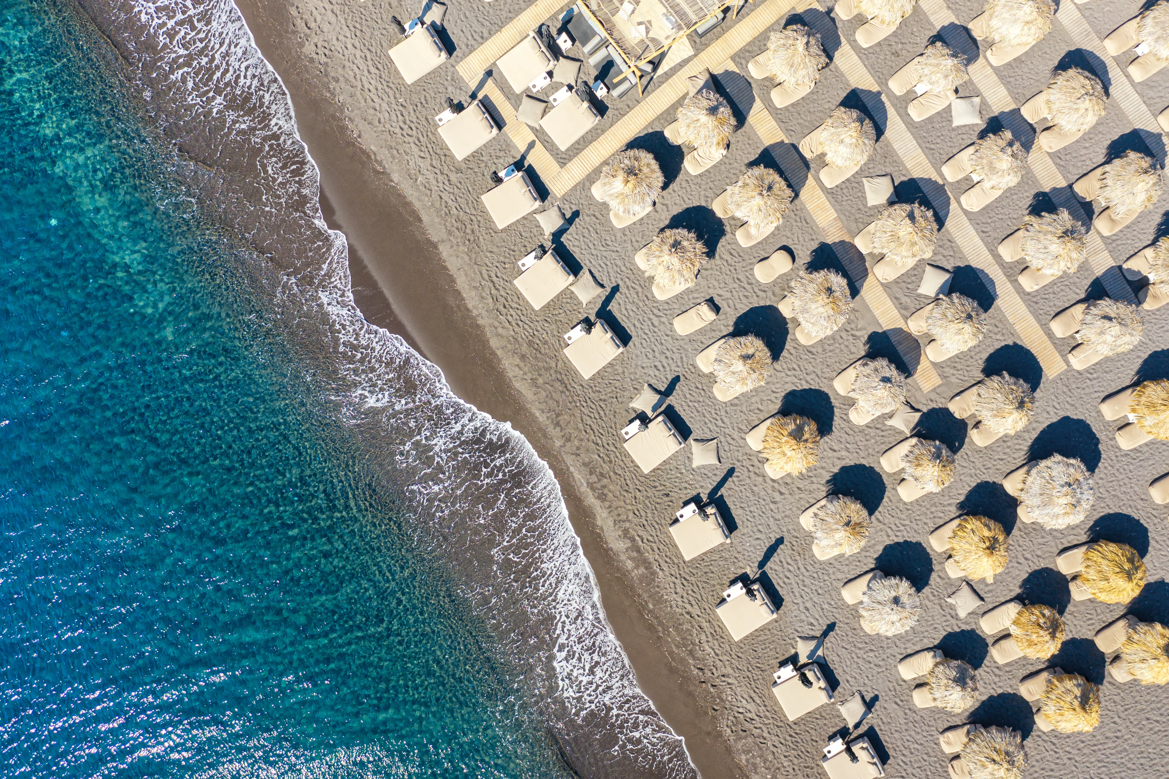 sjøstrand med solsenger