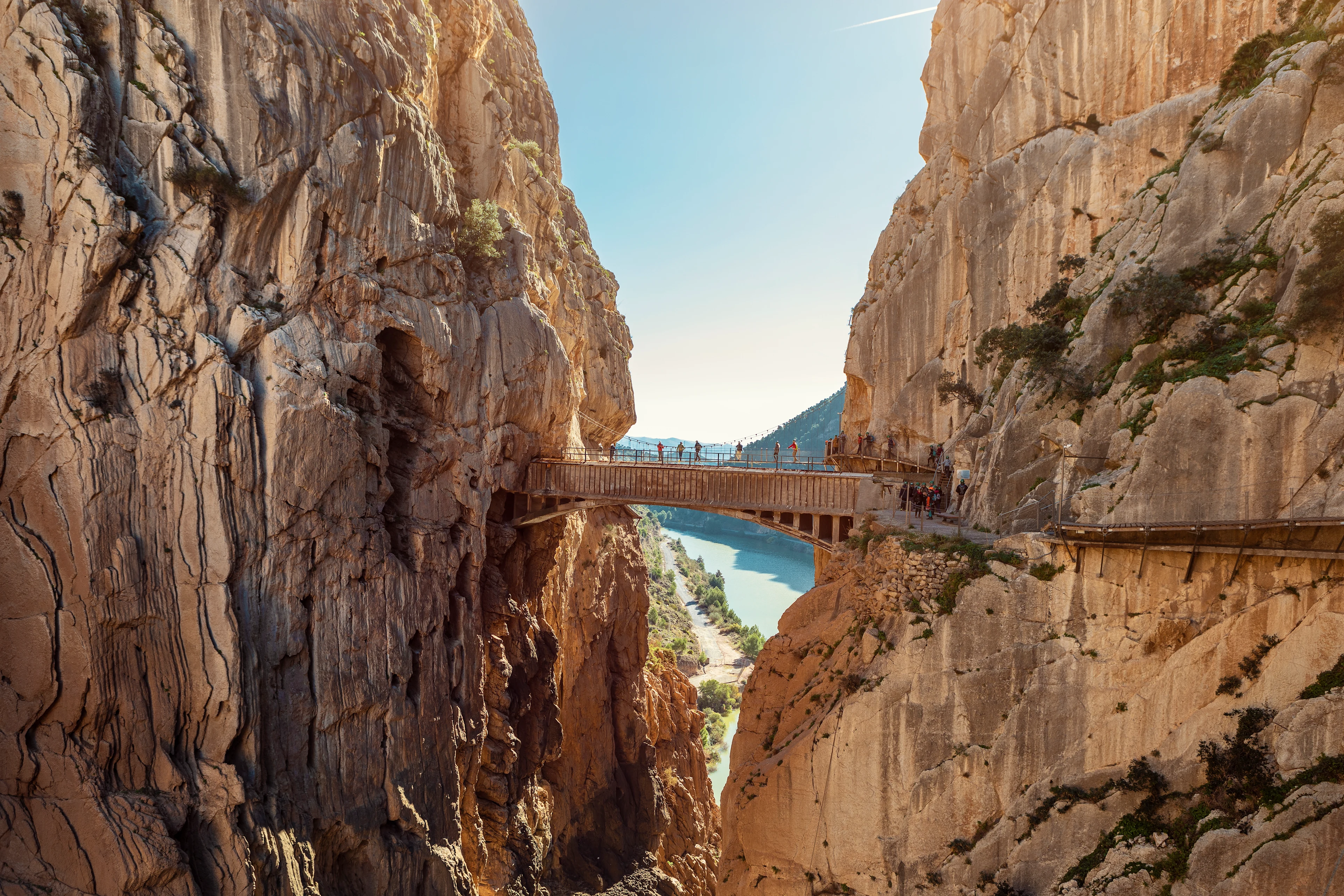 En bro mellan två berg i Caminito del Rey