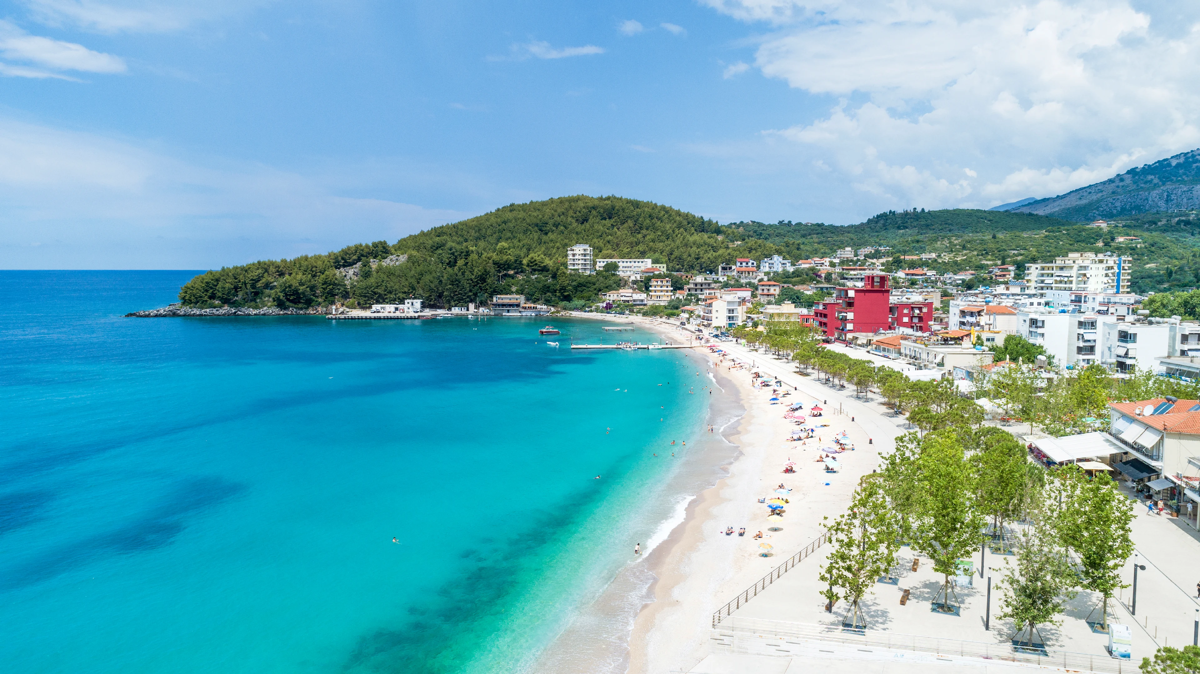 strand in Himara met uitzicht op de stad en de bergen op de achtergrond