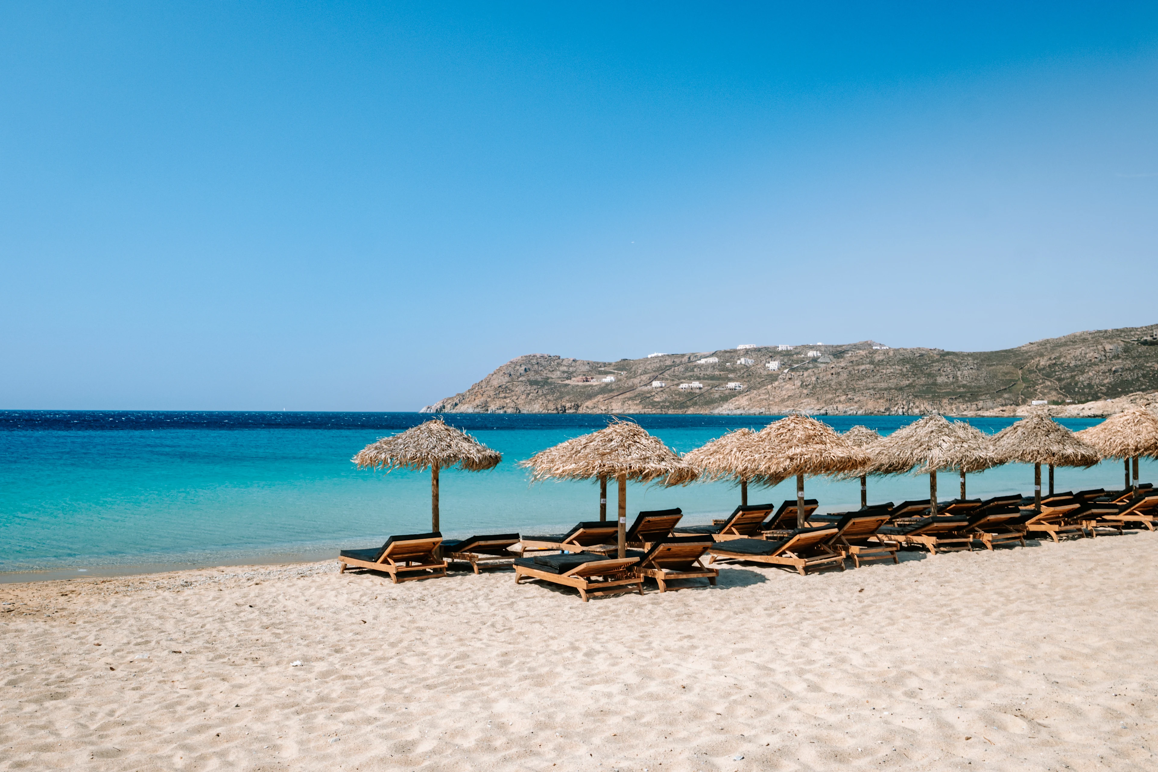 Vacker sandstrand på Mykonos
