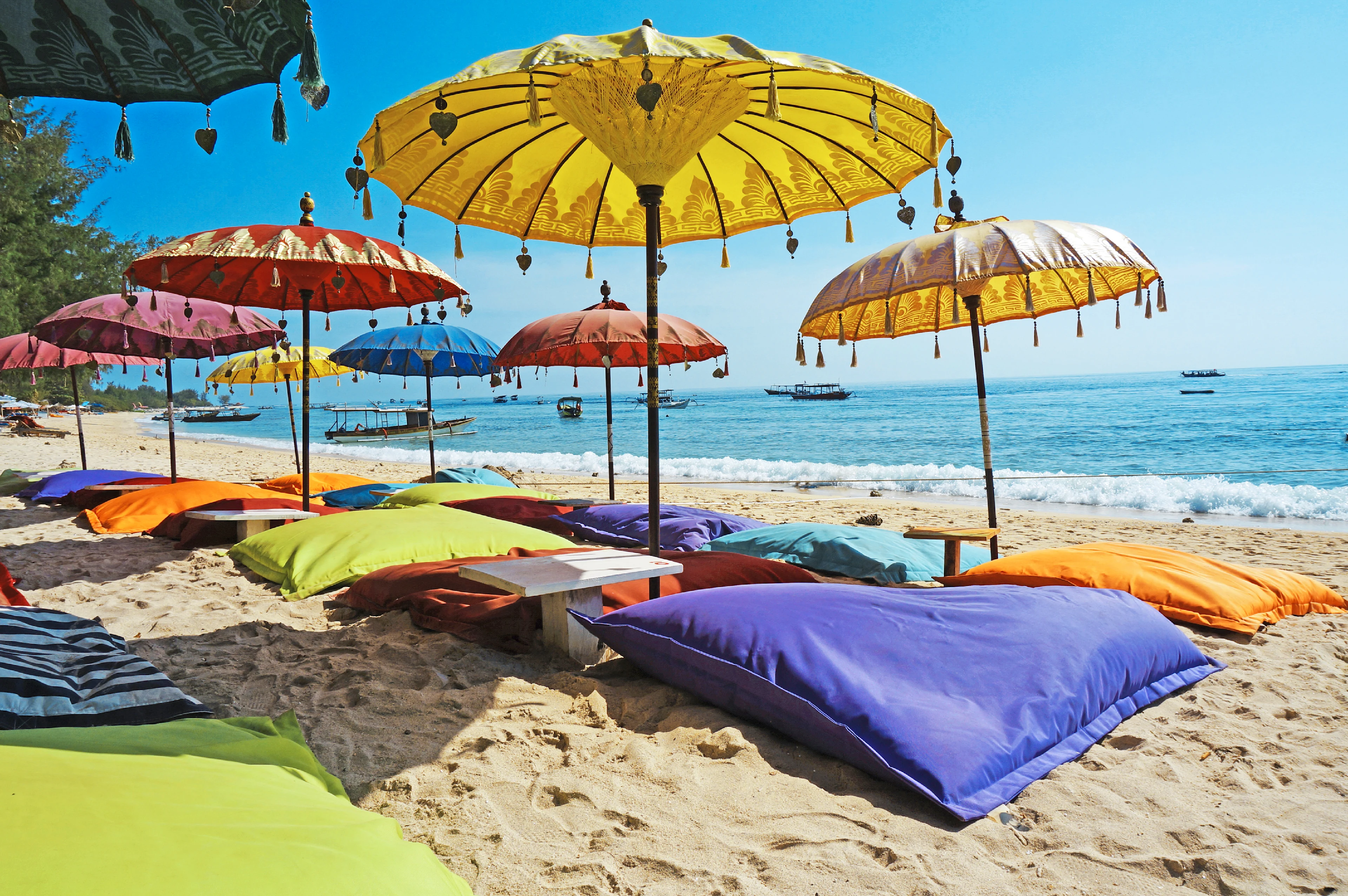 Färgglada parasoller på en strand på Bali