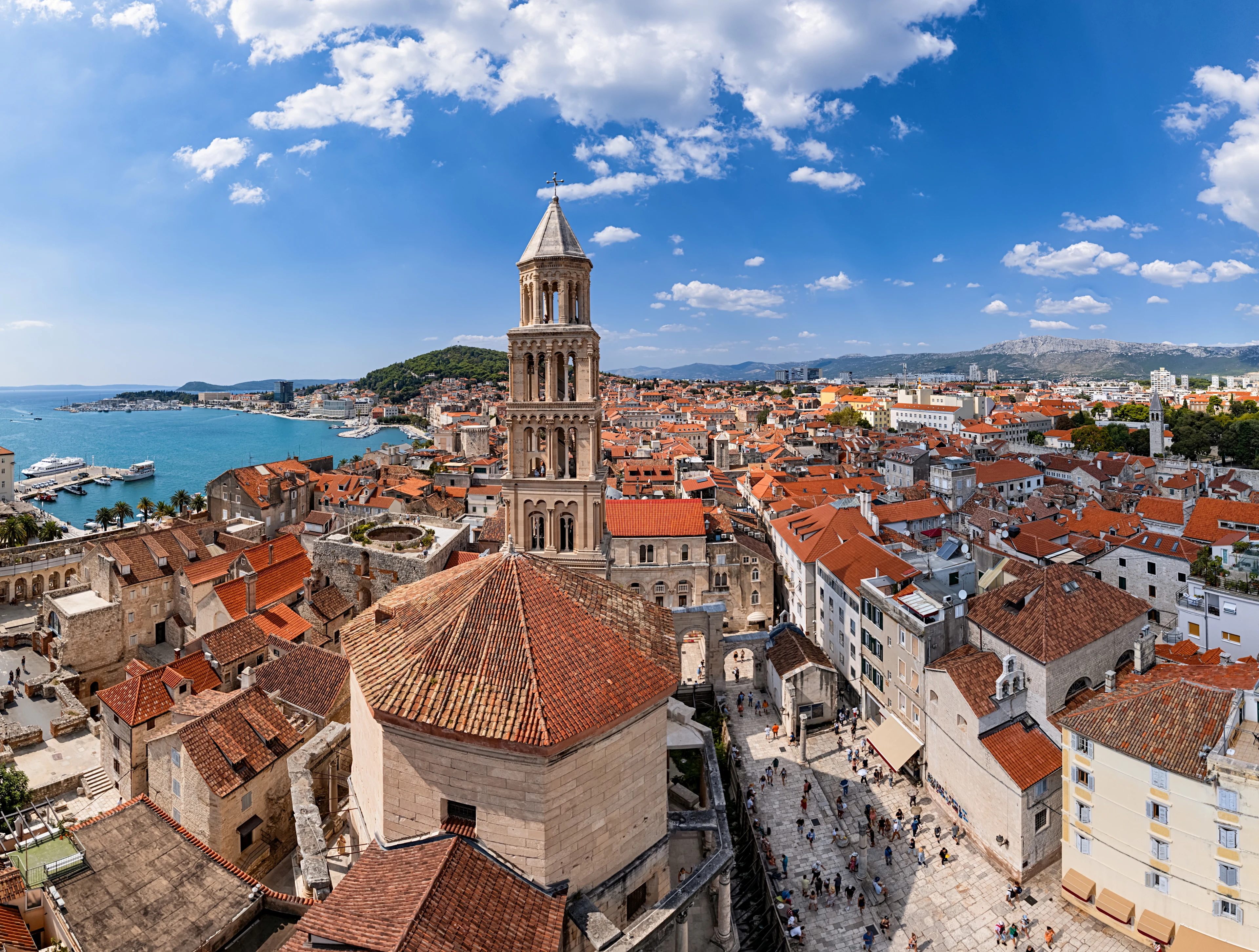 Utsikt över Split med Sankt Domnius klocktorn och stadens röda tak.