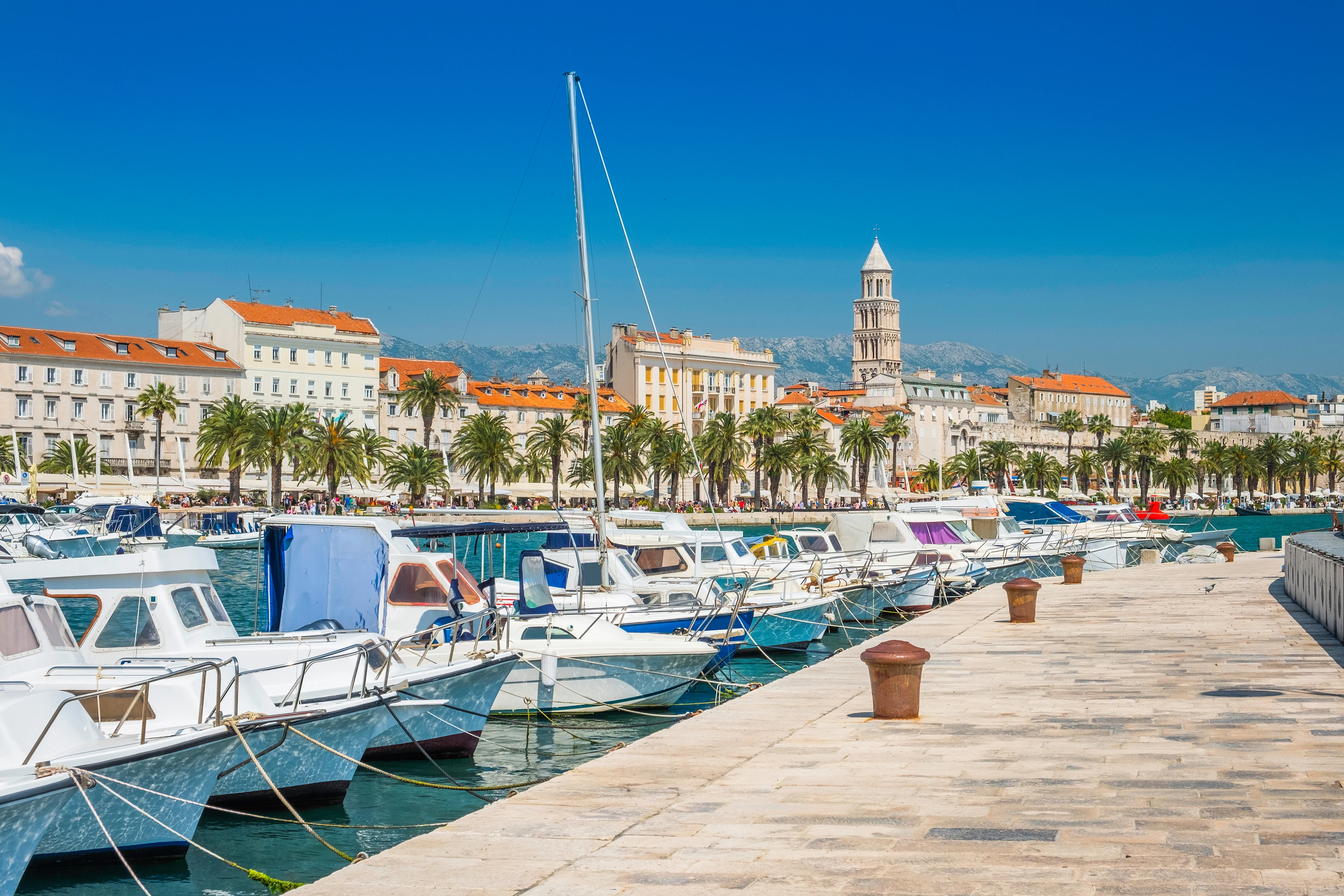 Utsikt över hamnen i Split med Sankt Domnius klocktorn i bakgrunden.