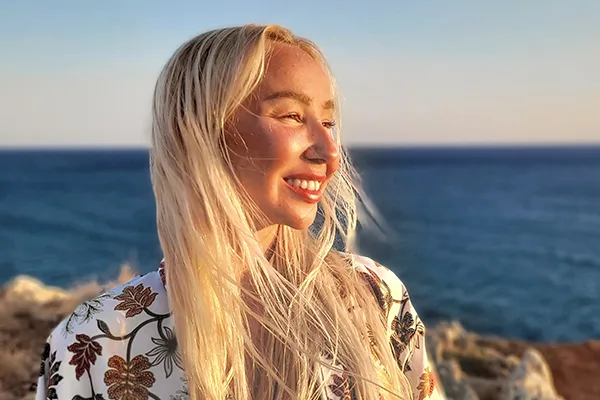 Nicole Nyholm njuter av solen