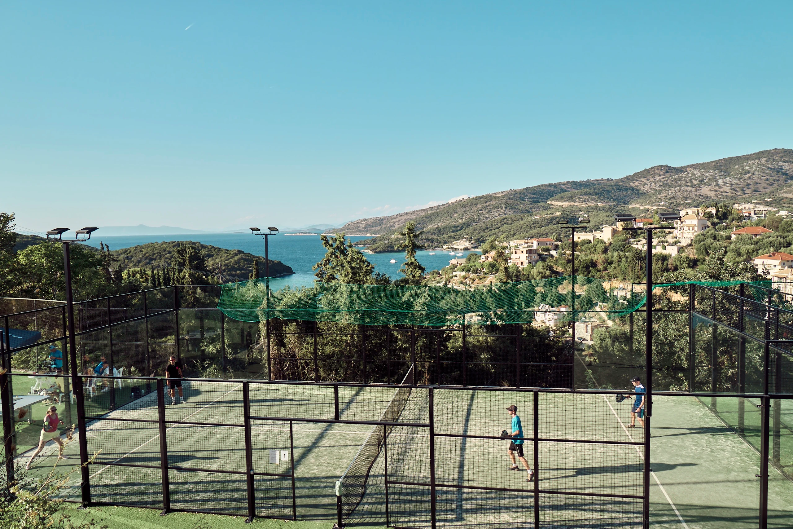 Överblick över Padelbanorna på Sivota Retreat - powered by Playitas