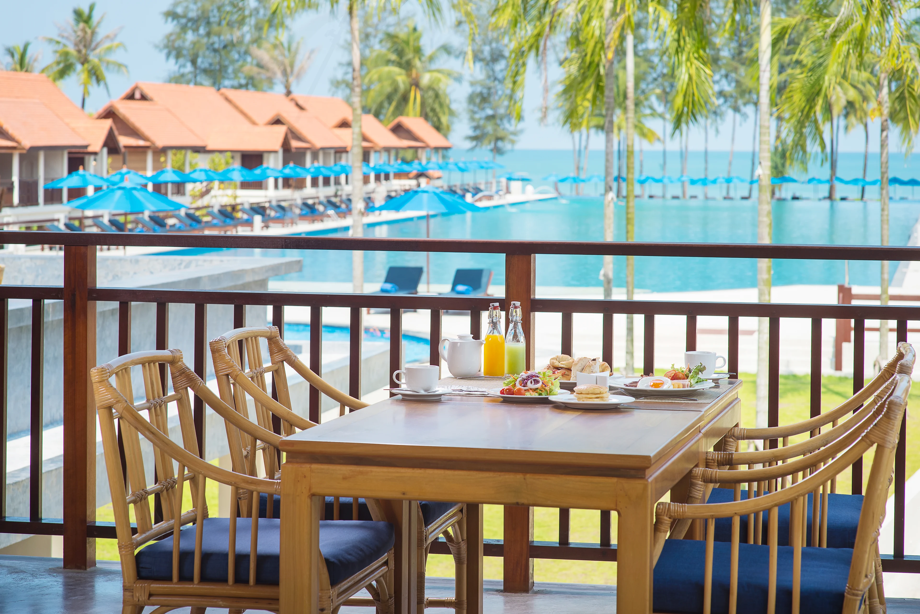 Frukost på uppdukat bord med poolutsikt på Le Menara Khao Lak Resort i Thailand