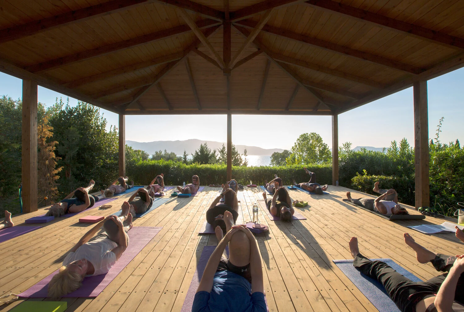 Yoga under tak og åpen himmel