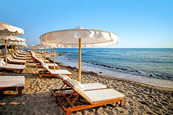 Anissaras strand med solbäddar och solparasoll