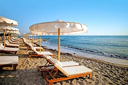 Anissaras strand med solbäddar och solparasoll