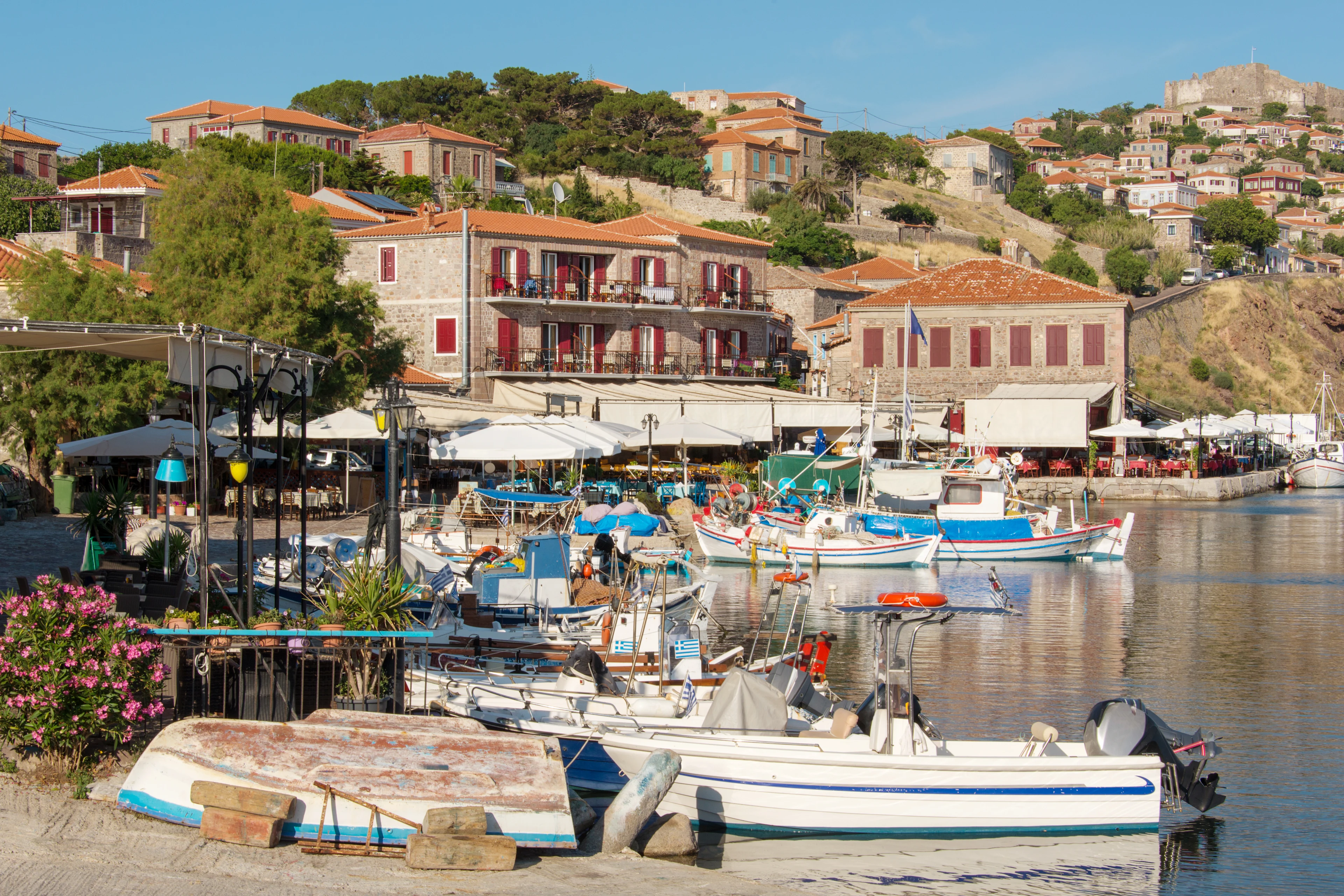 Utsikt over den sjarmerende lille havnen i Molyvos