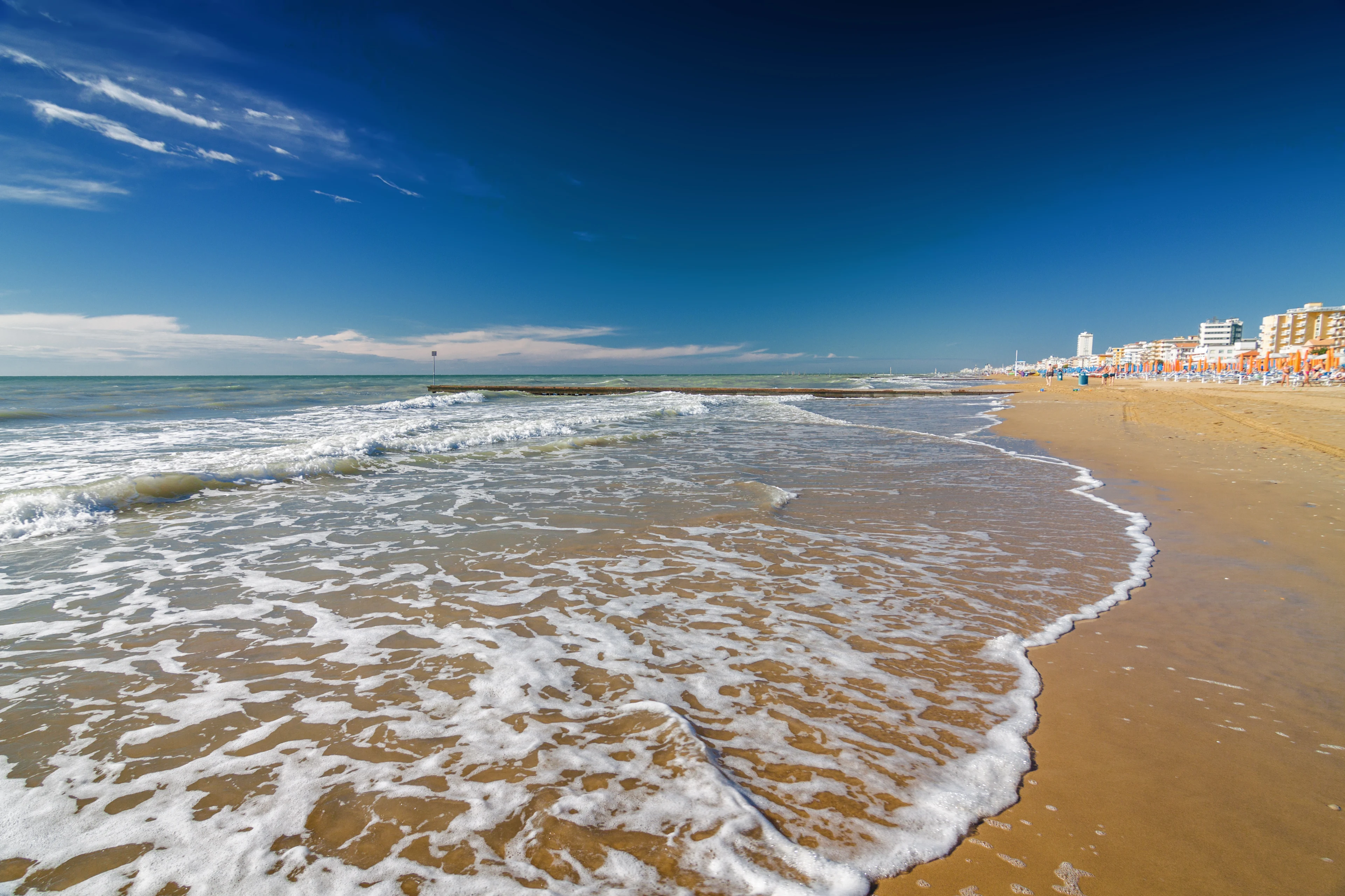Strandkanten vid Lido di Jesolo utanför Venedig