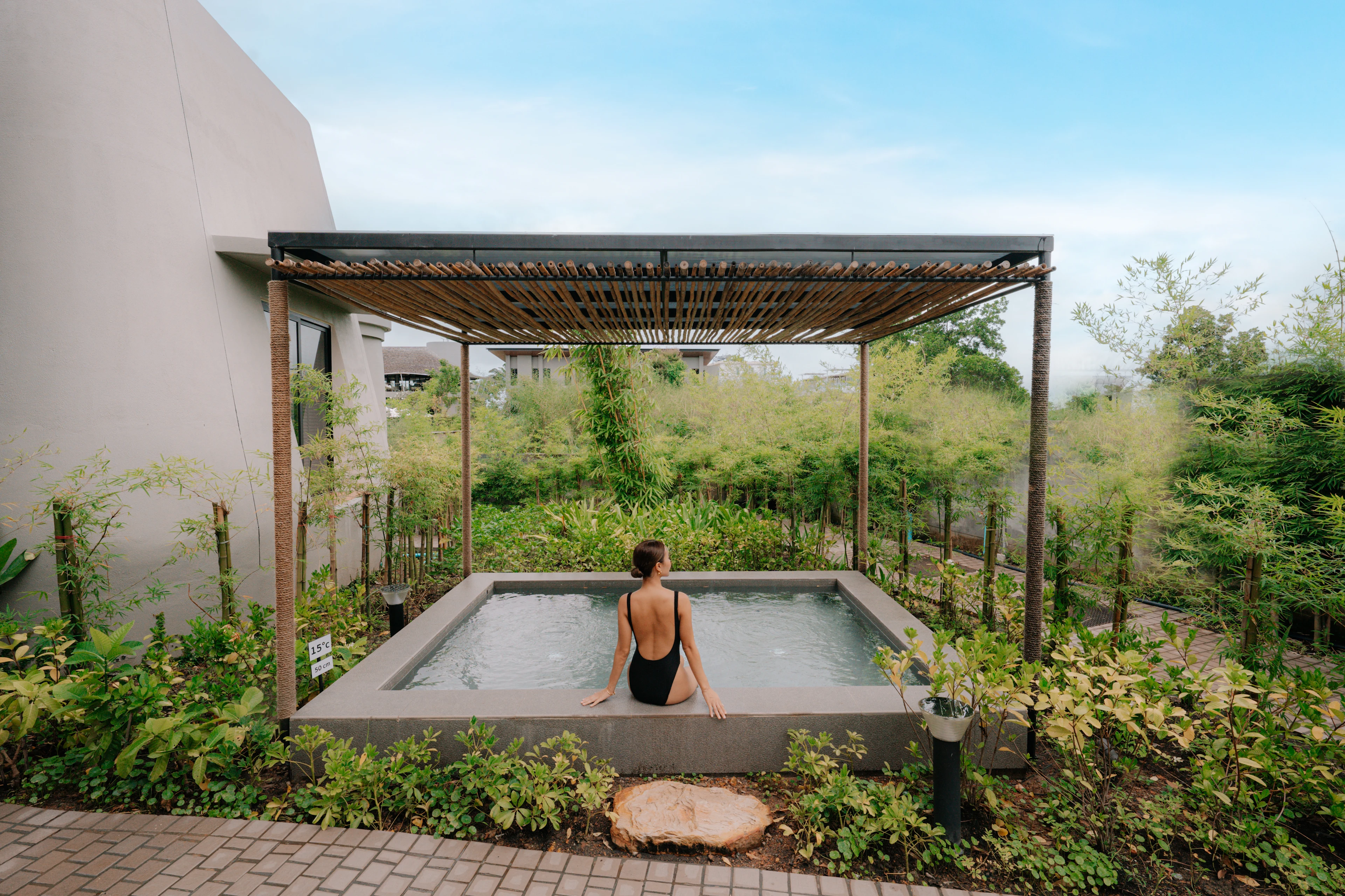 Kvinna som sitter i en onsen på ett hotell i Krabi