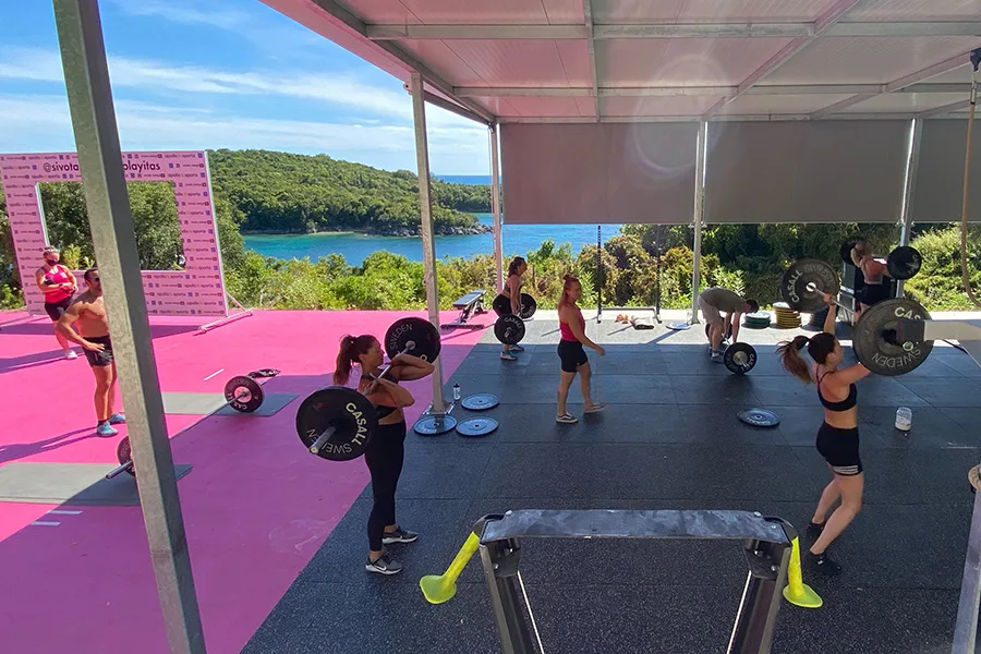 Människor kör X-fit 