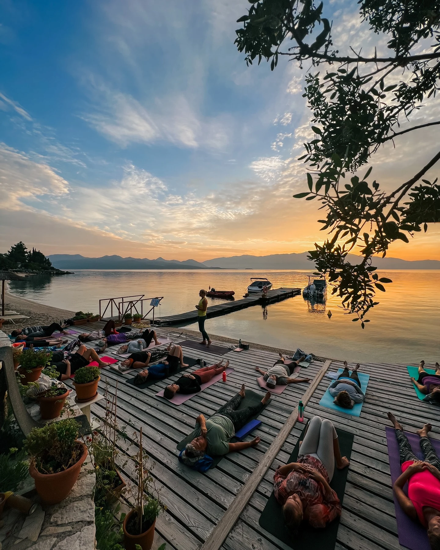 Yoga time på bryggen i soloppgang