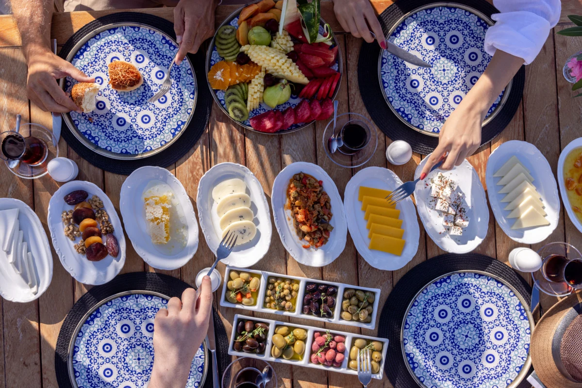 All Inclusive-buffet i Side med farverige tallerkener og mange forskellige retter smukt anrettet på et bord.