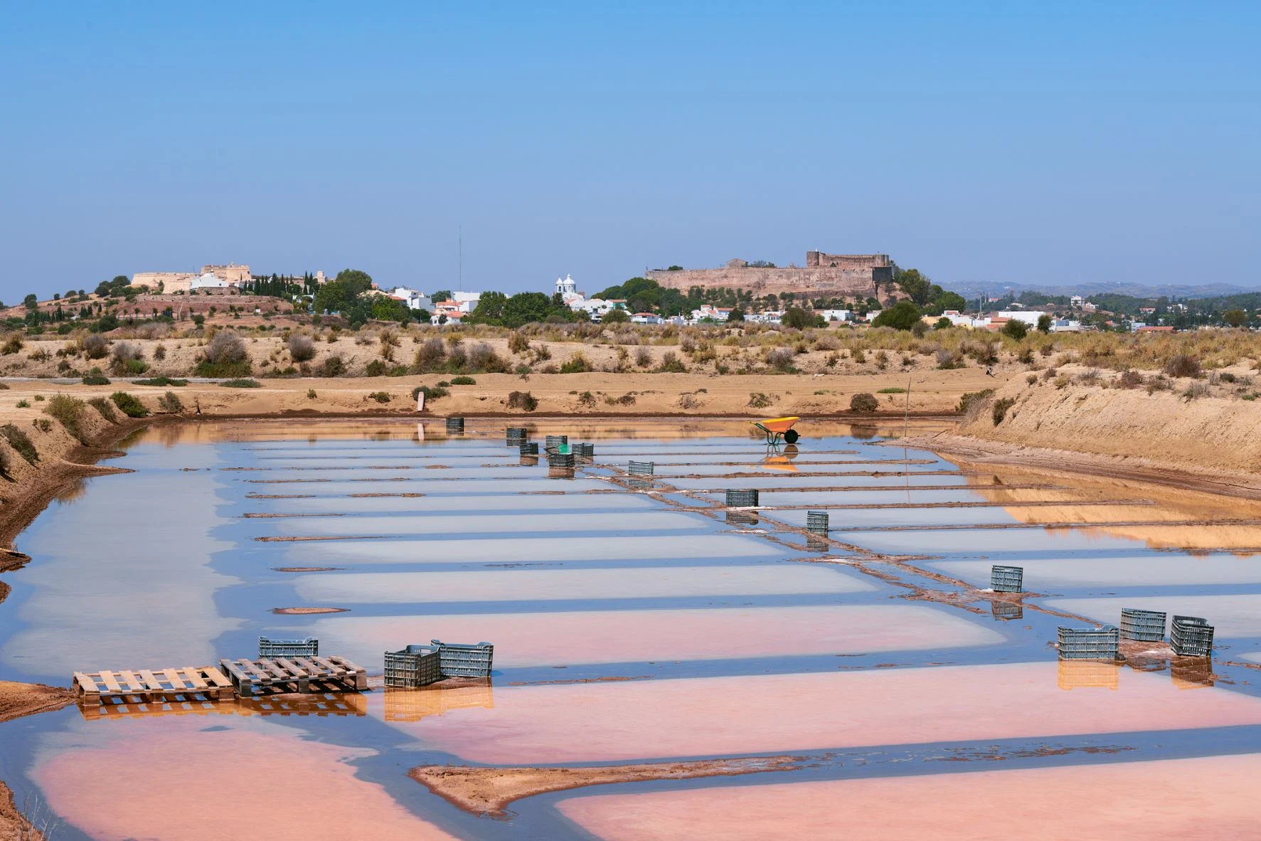 Roze zoutpannen in Sapal de Castro Marim en Vila Real de Santo António