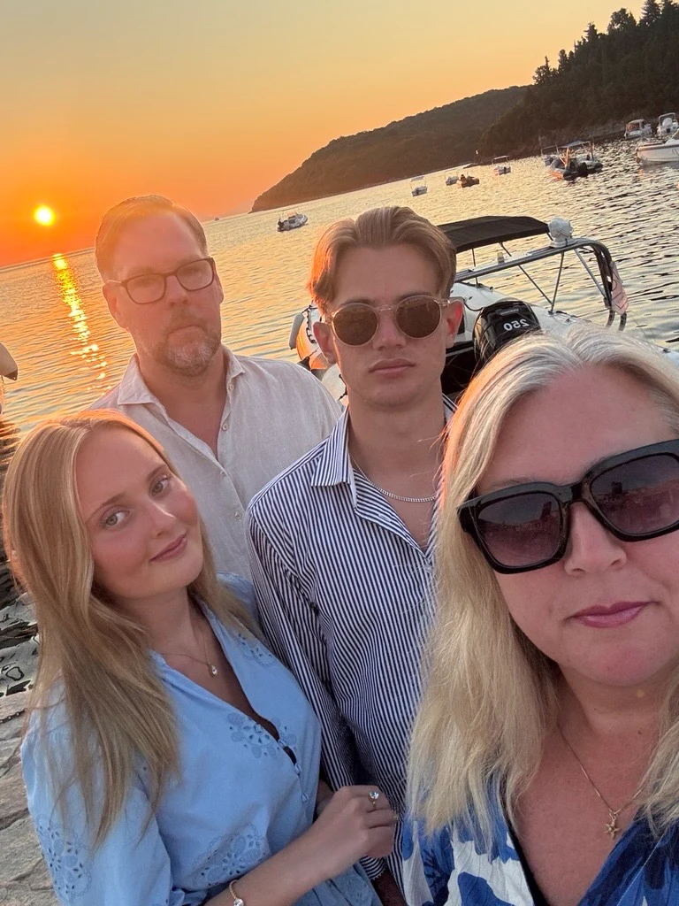 Familj om fyra i hamnen i Sivota