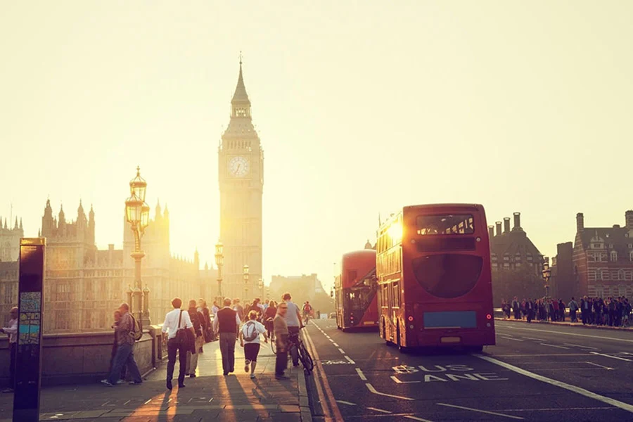 Big Ben og røde dobbeltdekkerbusser i London, Storbritannia