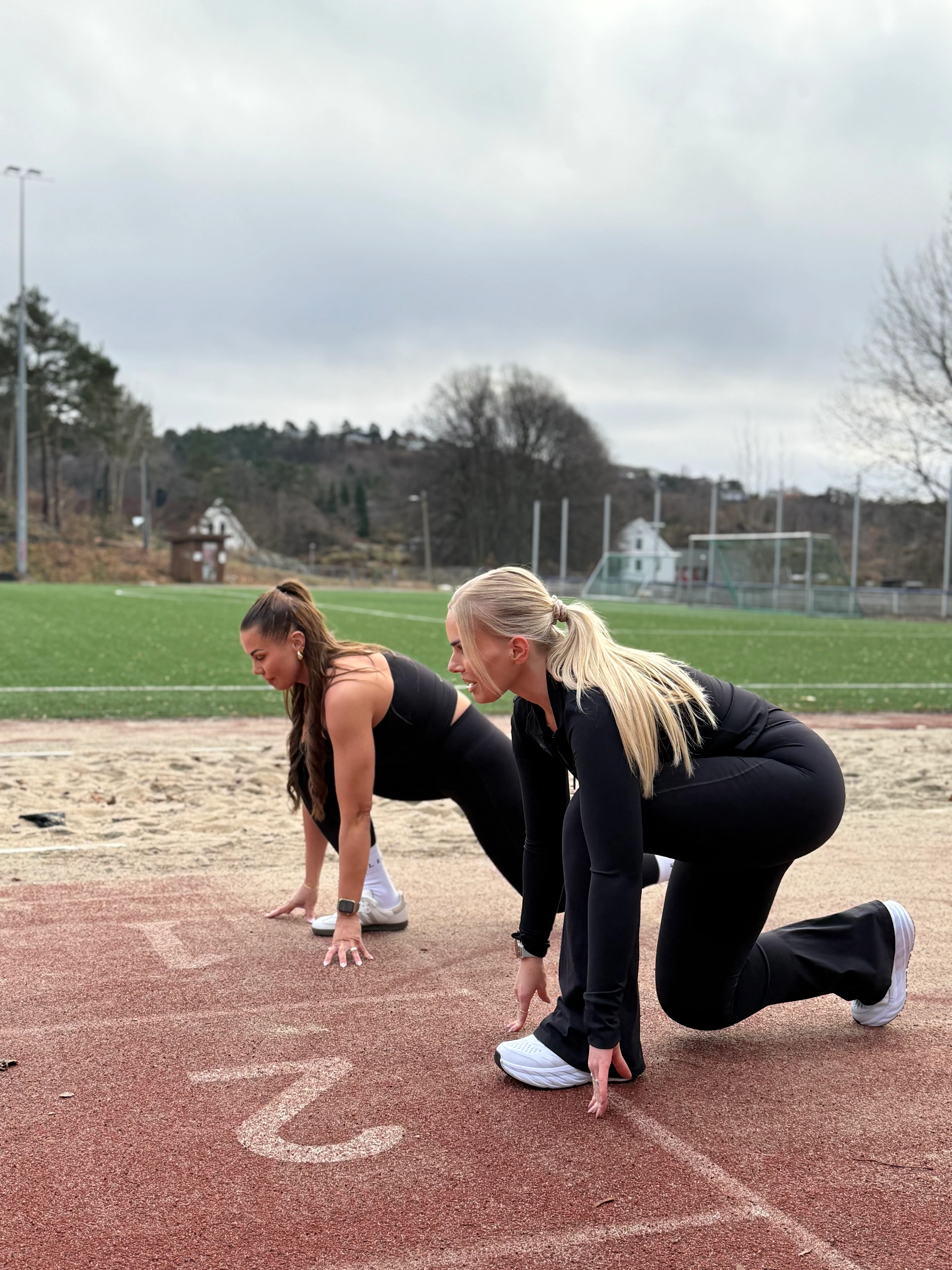 Susanne og Tonje på startstreken ikledd sort treningstøy 