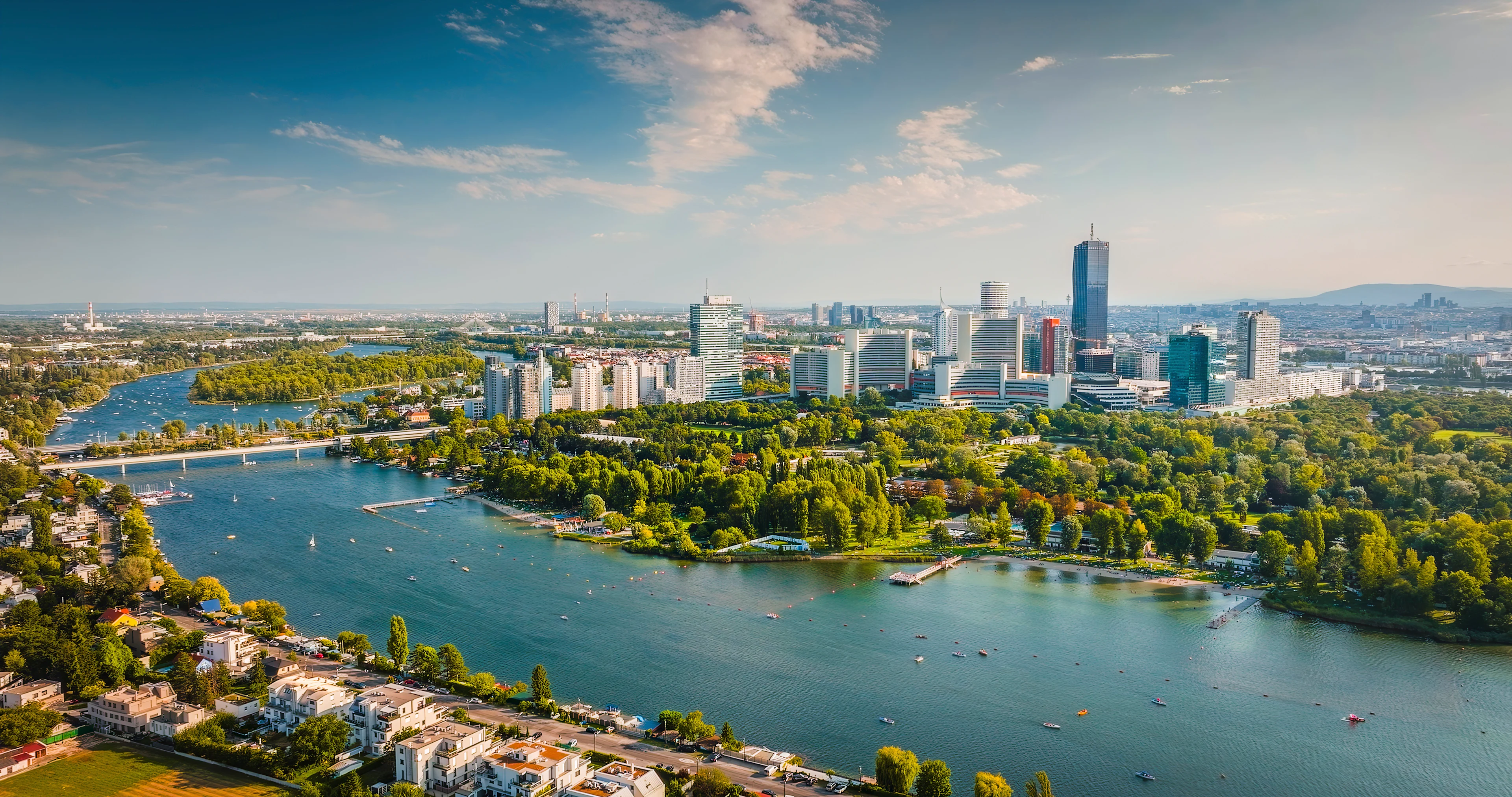 Vy över Wien med floden Donau i förgrunden