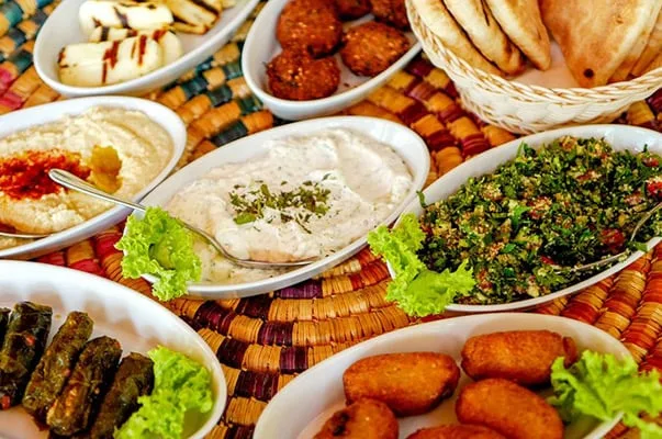 meze mat lagt ut på et bord