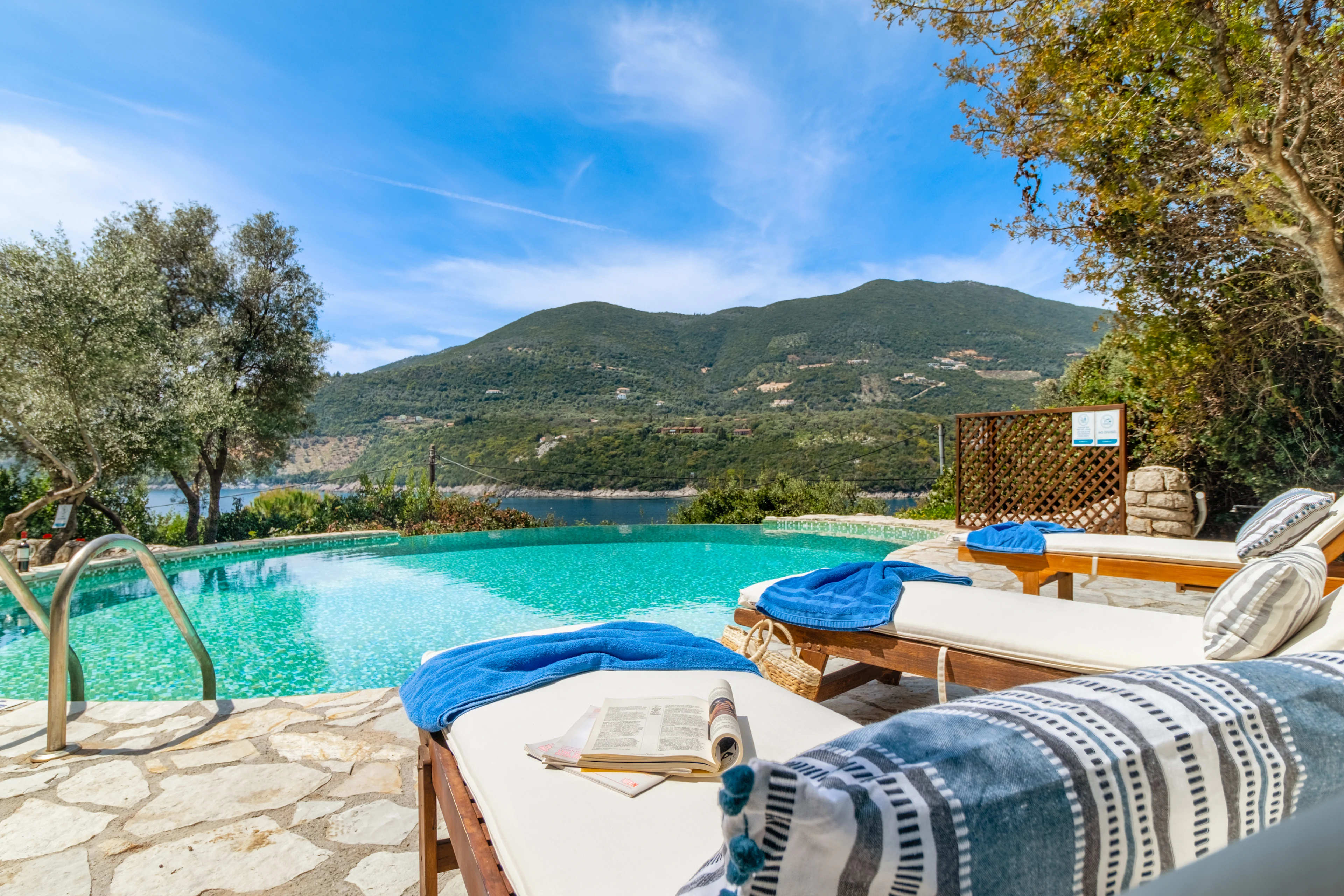 Egen pool i privat villa med bjerge i baggrunden