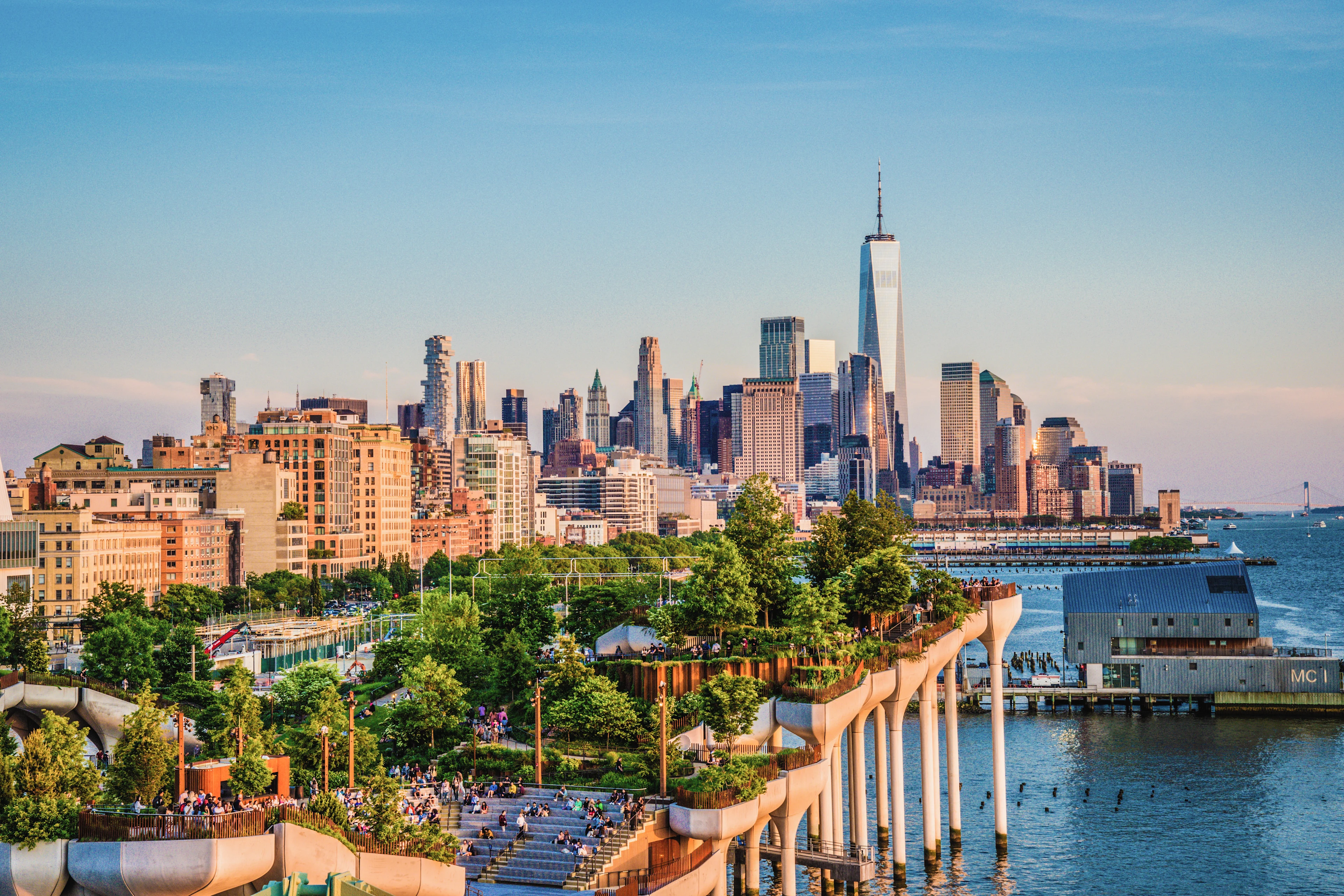 Little Island och Hudsonfloden i New York med Manhattans skyline i bakgrunden.