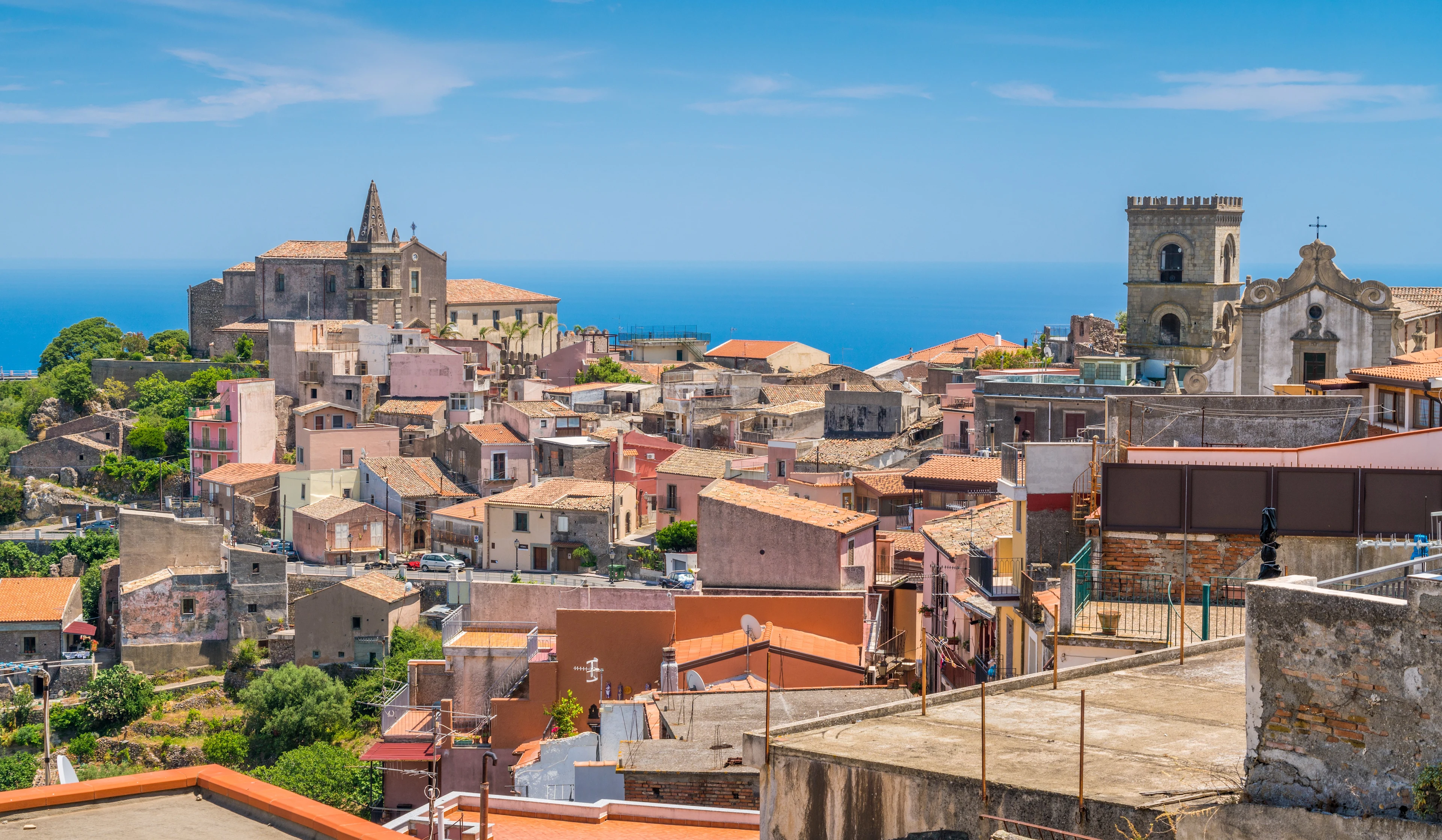 Forza d'Agrò på Sicilien med havsutsikt och historiska byggnader