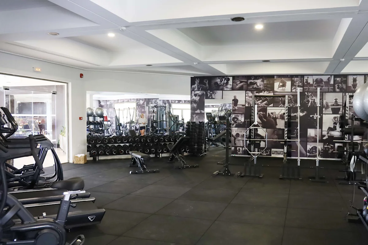 Fitnessrum med maskiner og frie vægte