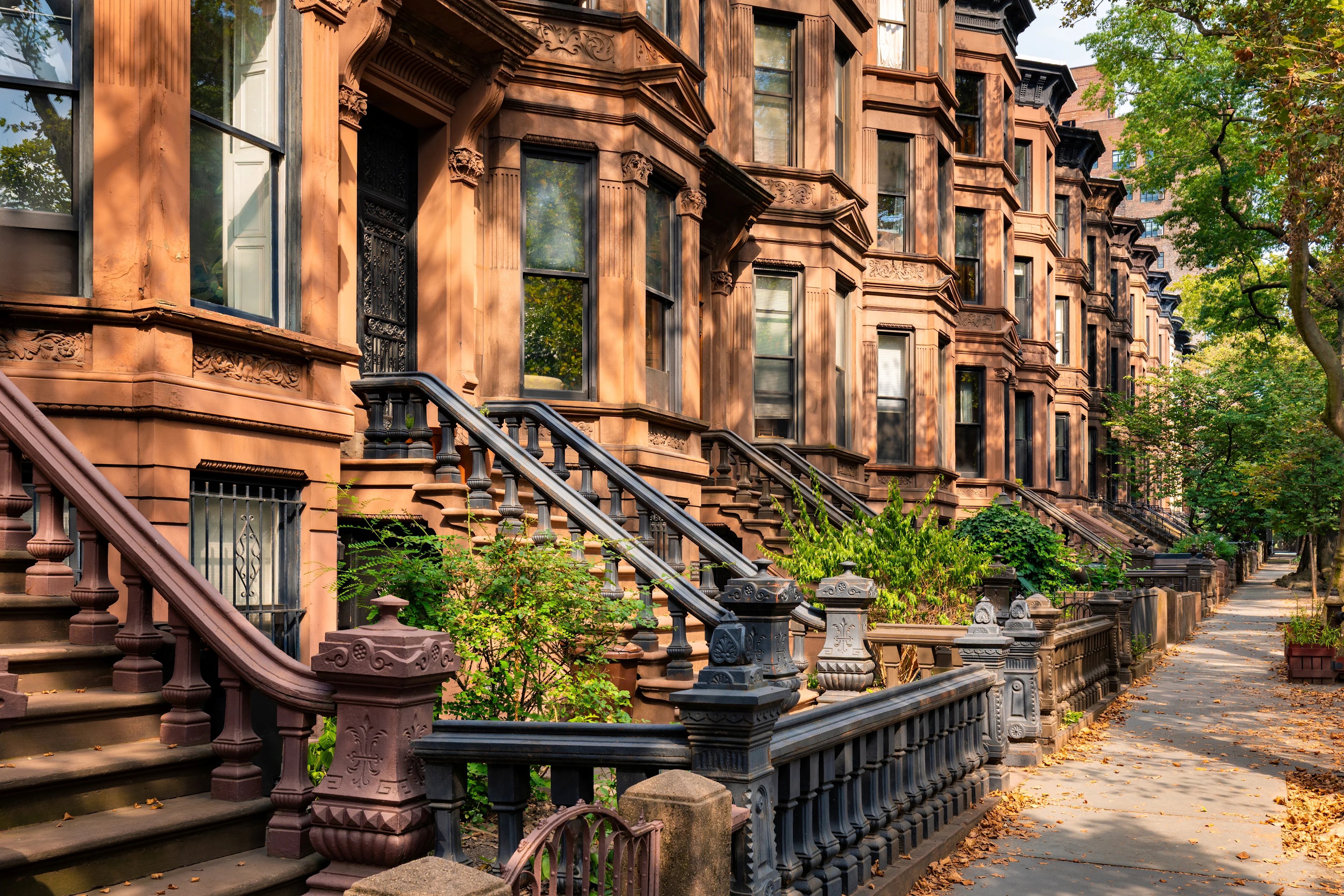 Klassiske brownstones langs en træbelagt gade i Greenwich Village.