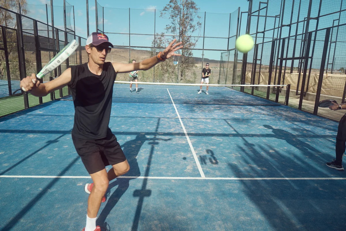 Spelare som spelar padel