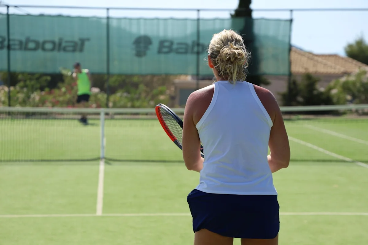 Kvinna som spelar tennis