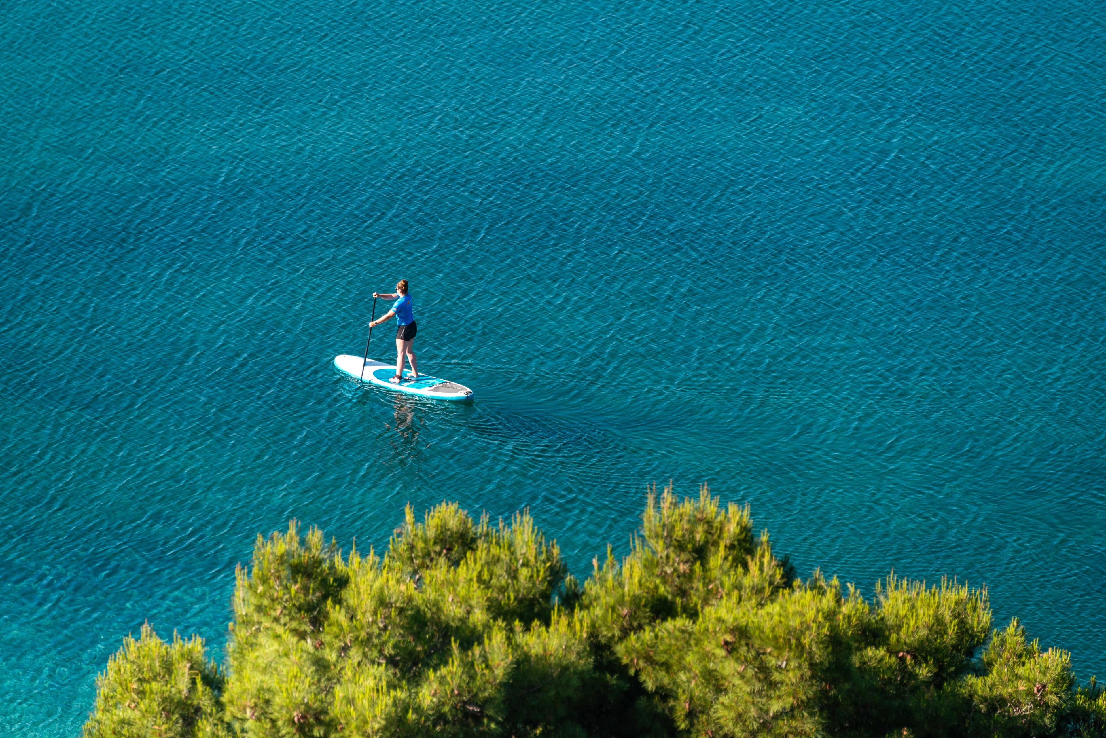 twee mensen worden actief met een stand-up paddleboard