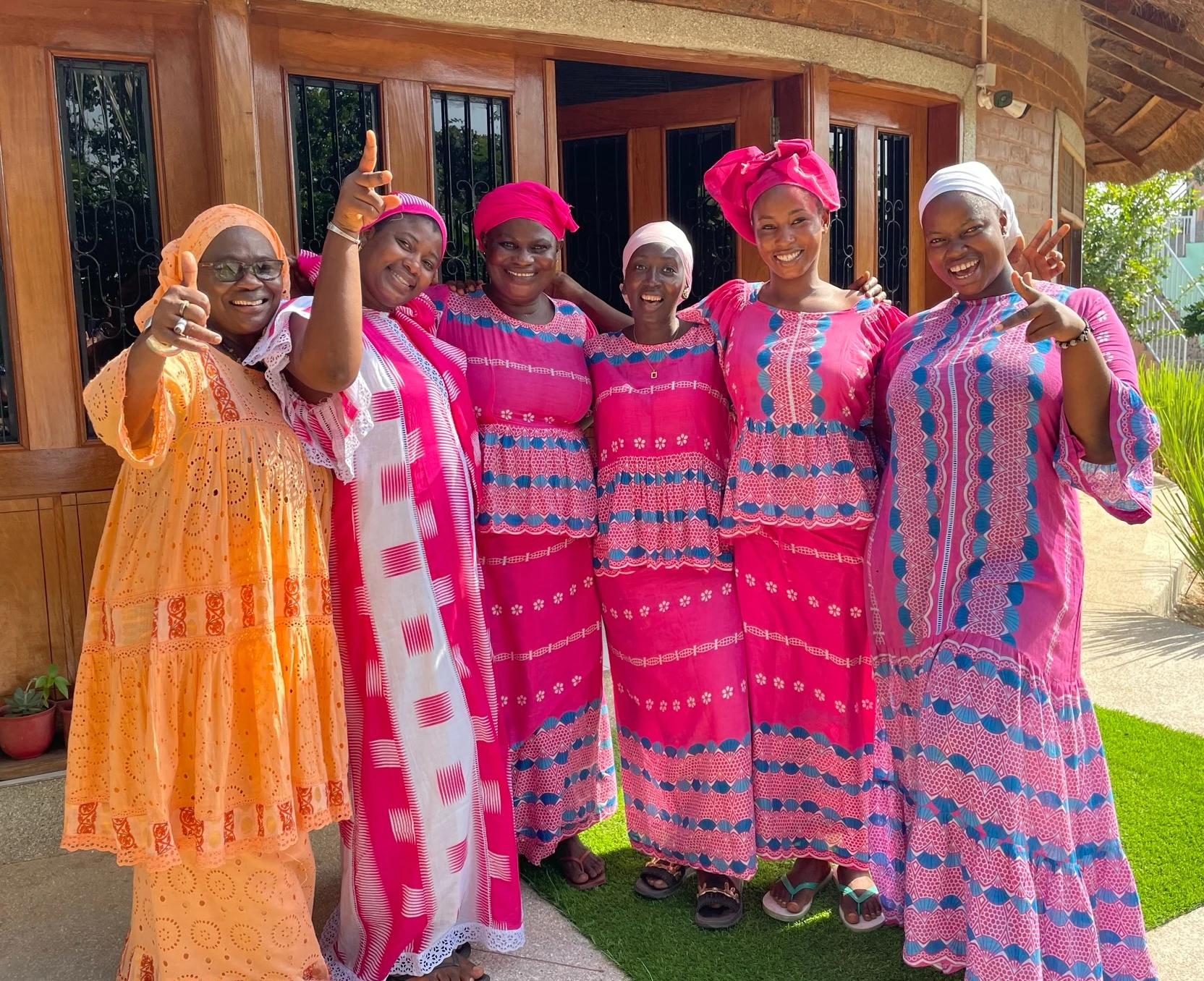 Gambiska kvinnor i färgglada kläder