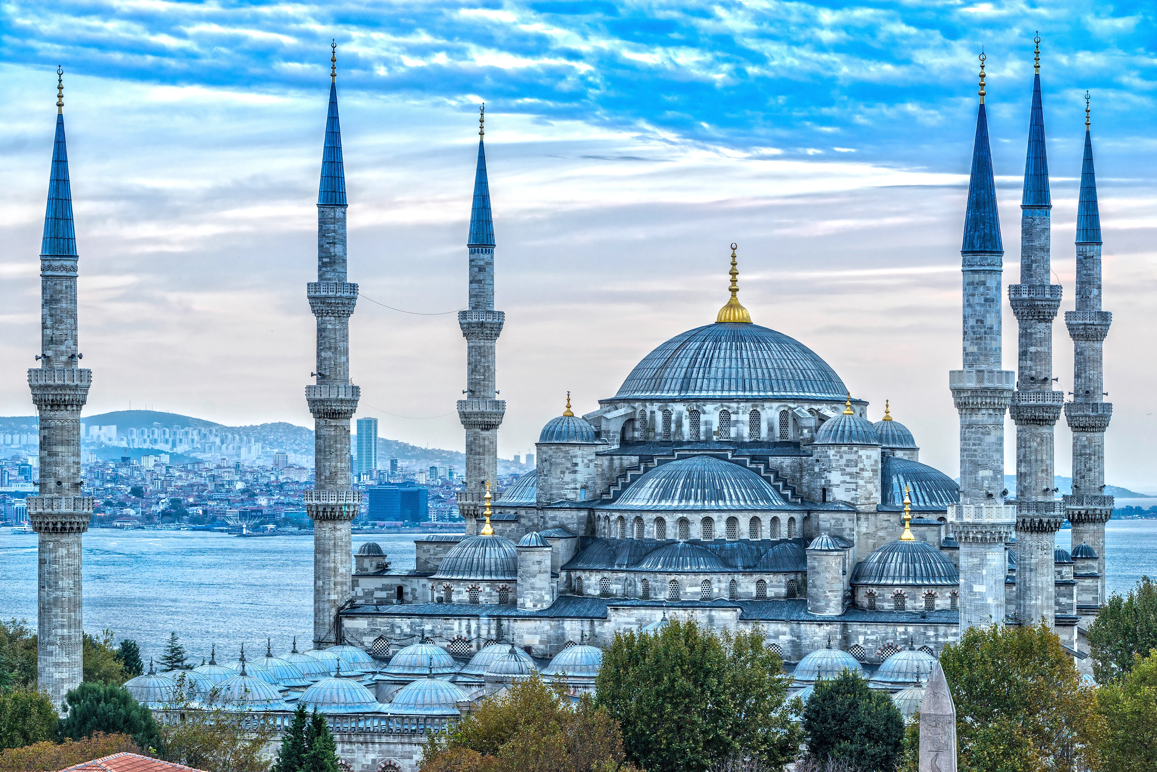 Den blå moskén i Istanbul med sina sex minareter och Bosporen i bakgrunden.