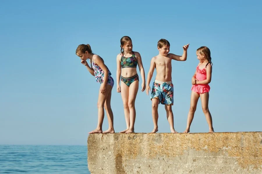 Gelukkige kinderen op de pier