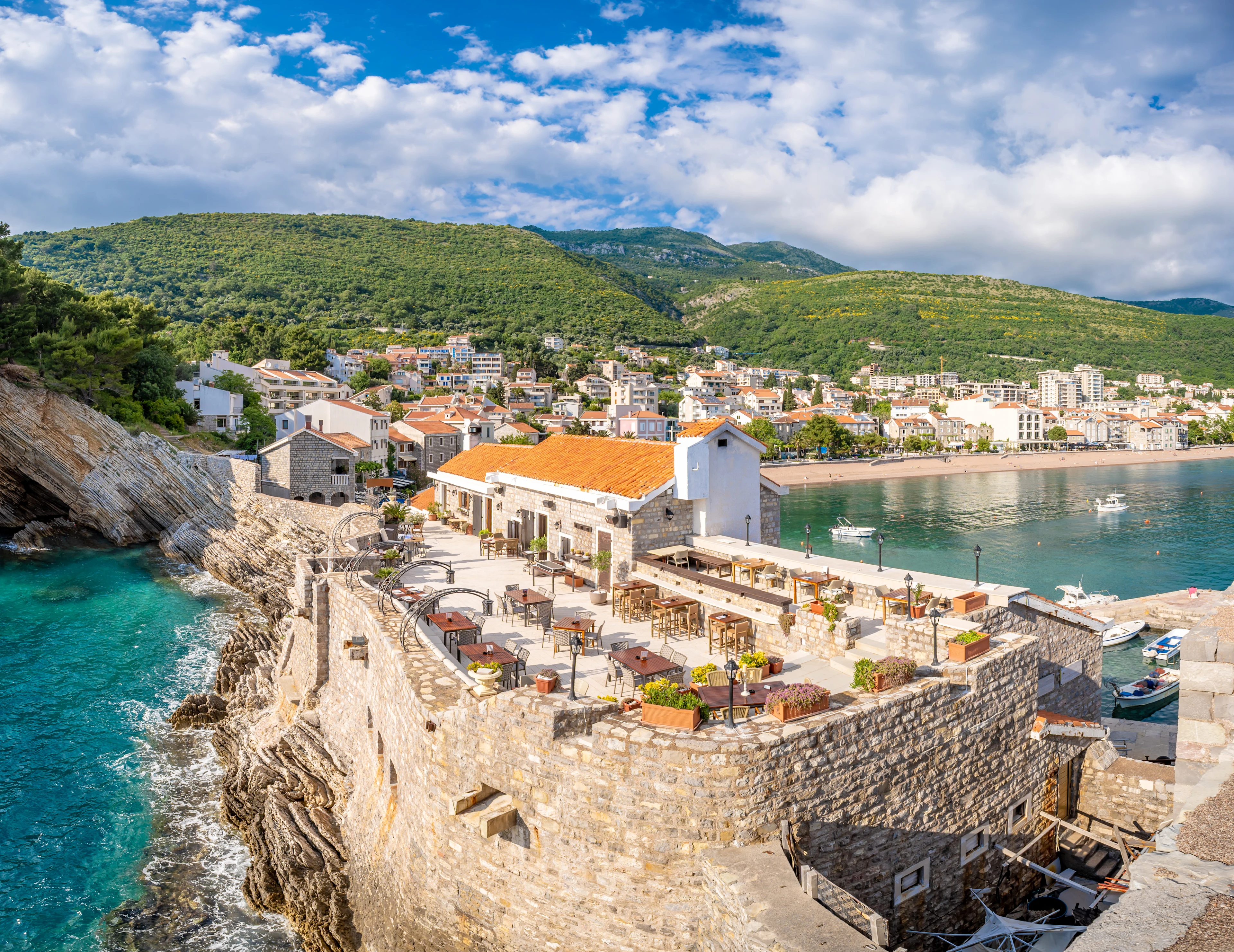 Utsikt över uteservering i Petrovac, Montenegro