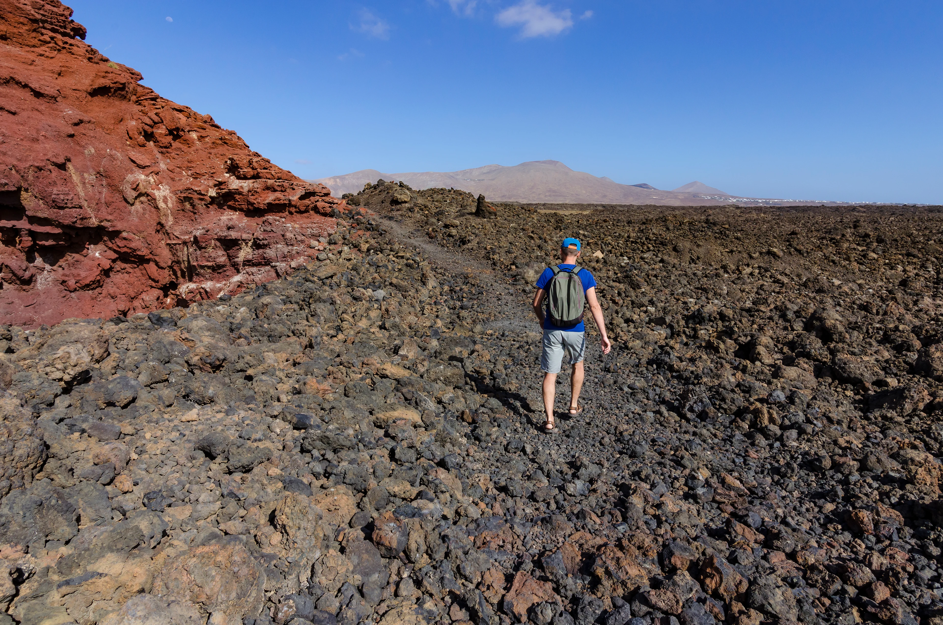 Vaellusreitti Los Volcanesin tulivuorimaisemien halki Lanzarotella