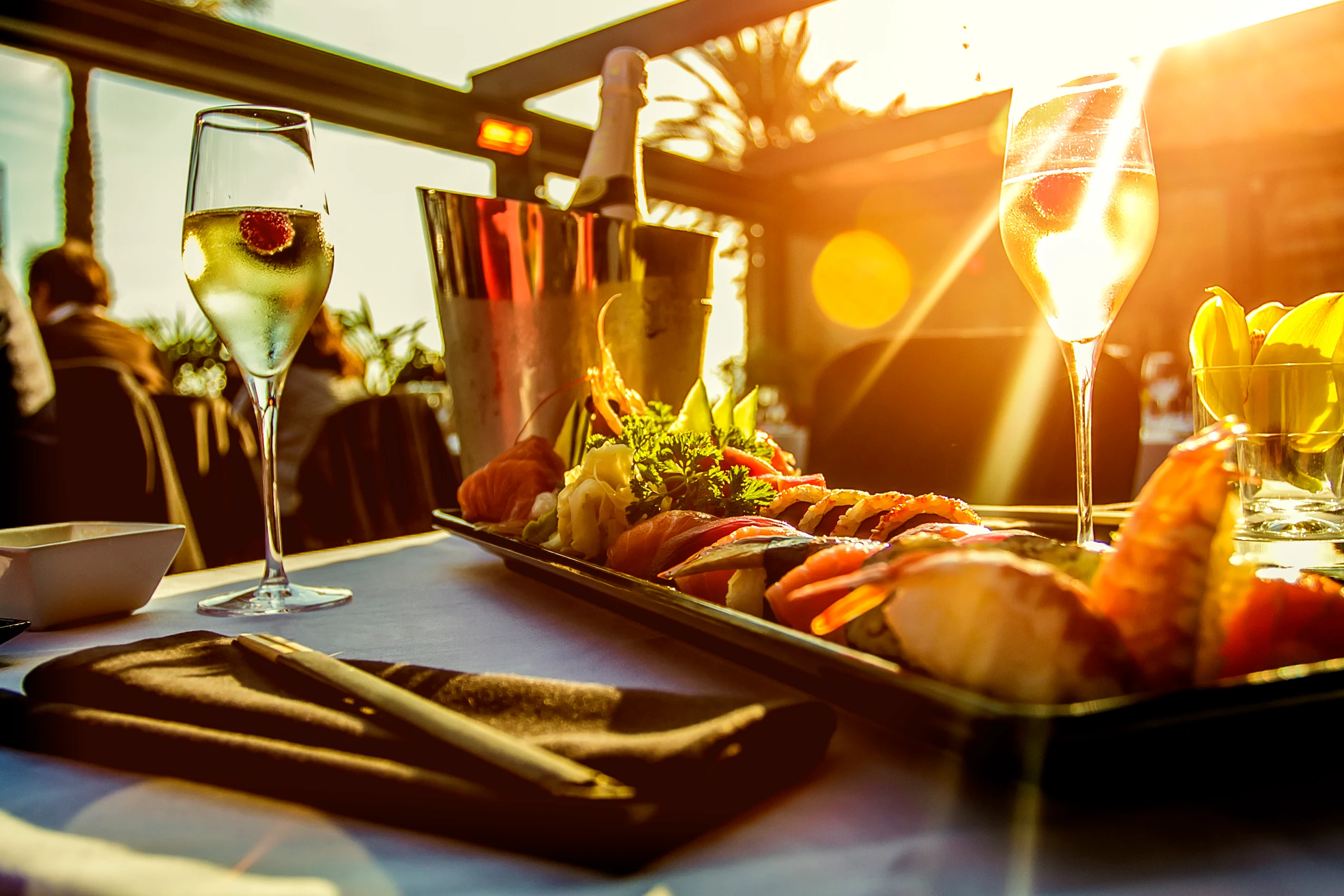 Tapas och bubbel i solnedgången
