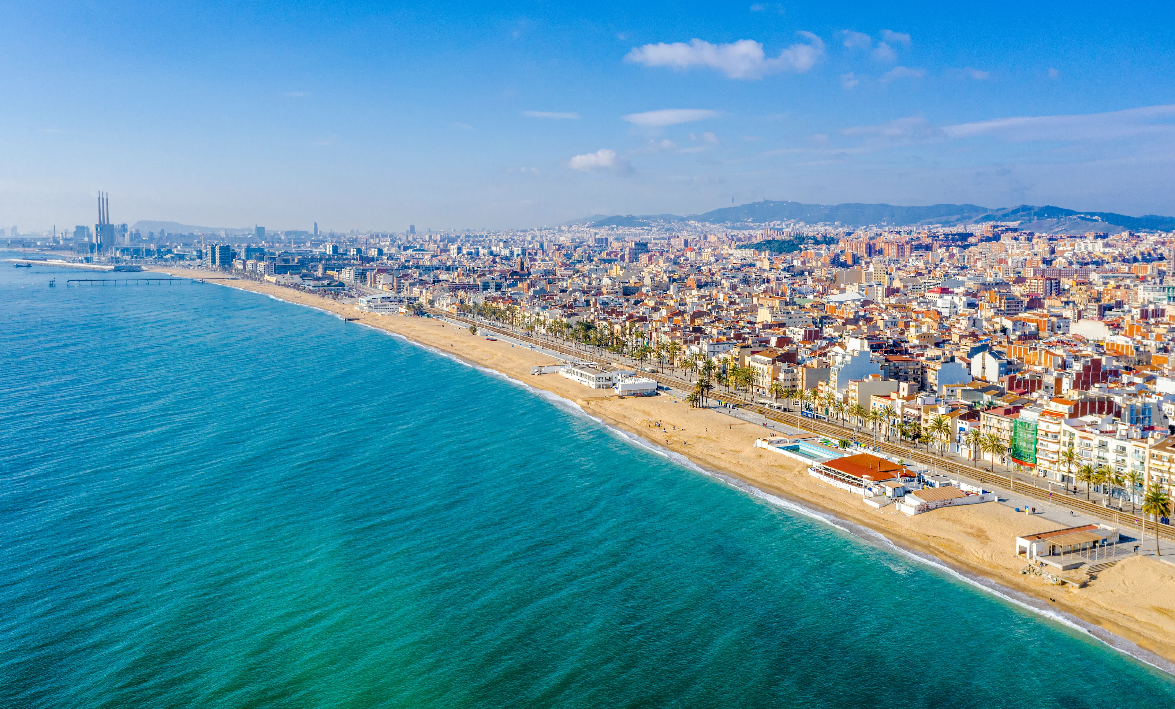 Utsikt over kysten og den lange sandstranden i Badalona