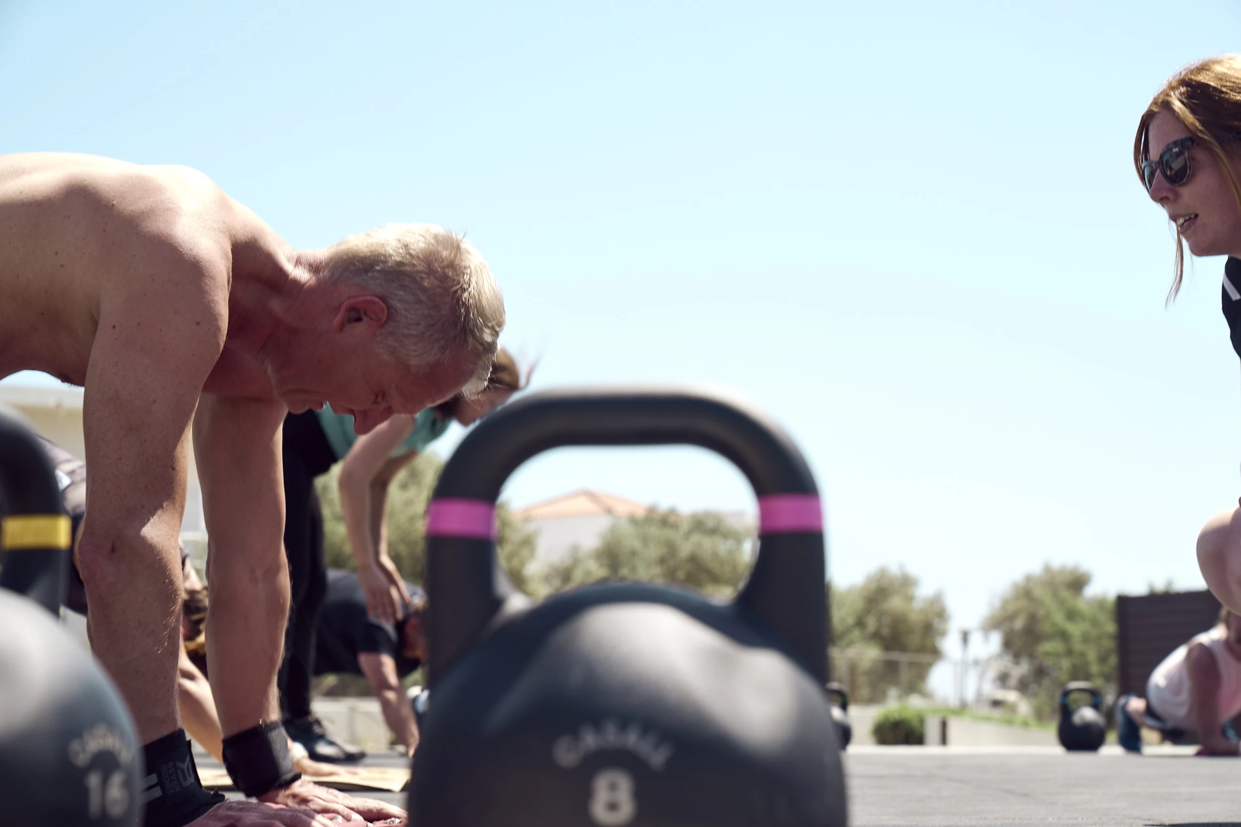 En gruppetime med en kettlebell i forgrunnen 