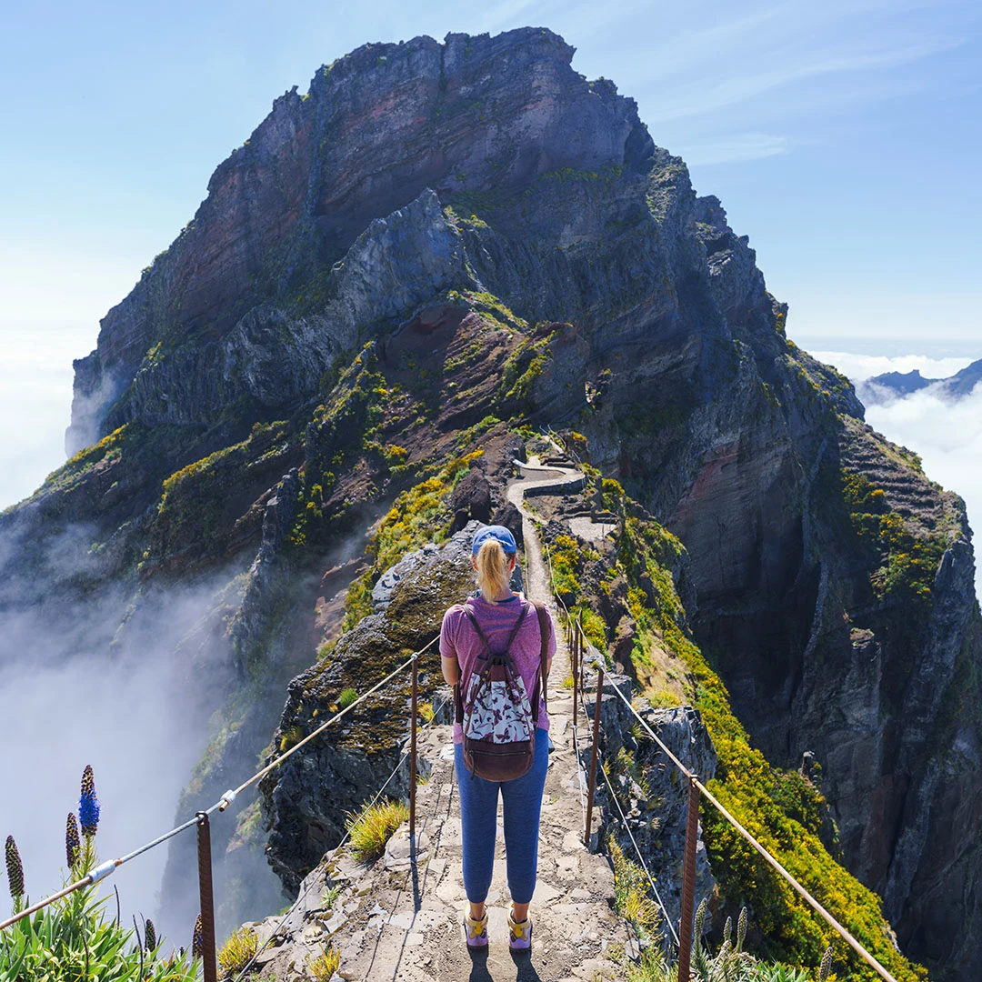 Kvinna som vandrar på Madeira