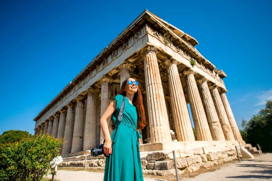 Turist utenfor Akropolis