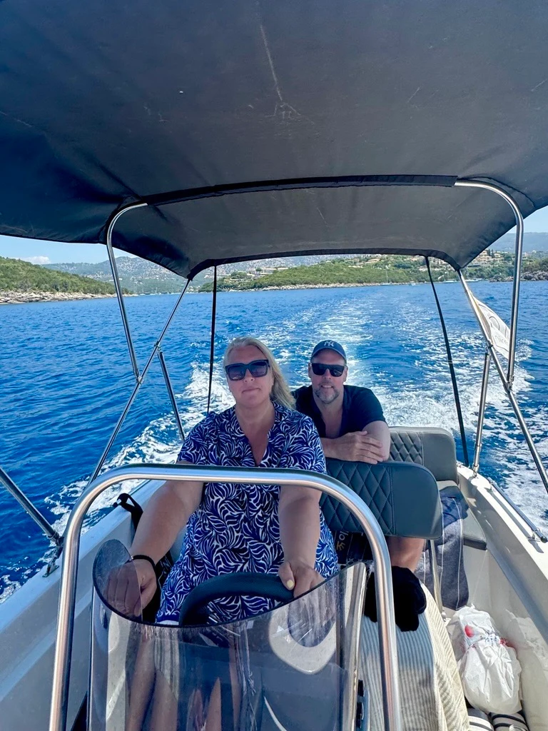 Par som hyrt båt i Sivota