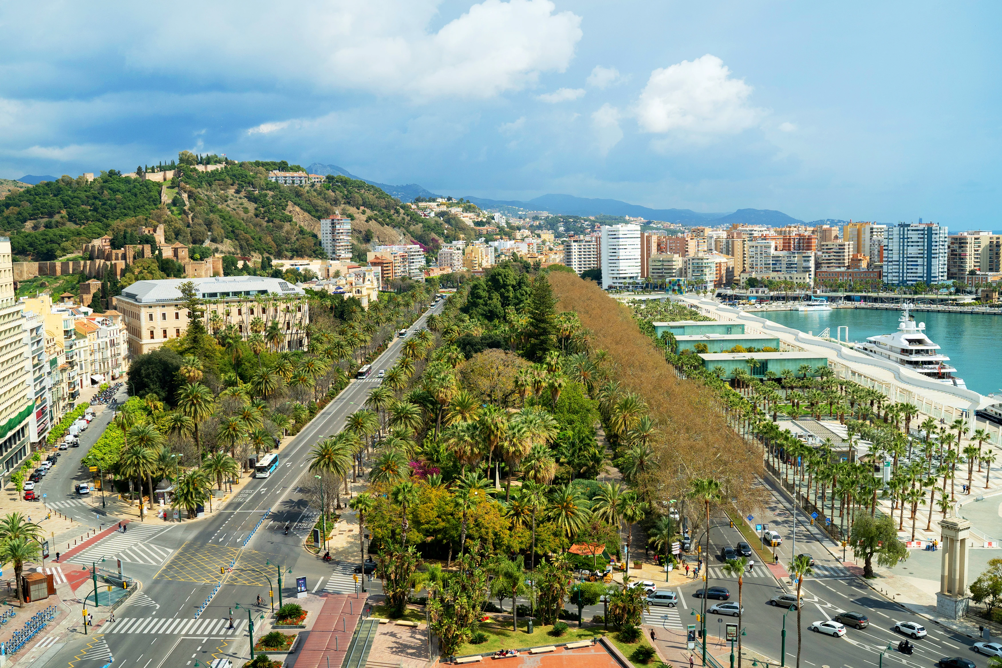 Udsigt over Málaga med Paseo del Parque, havnen og Gibralfaro i baggrunden.