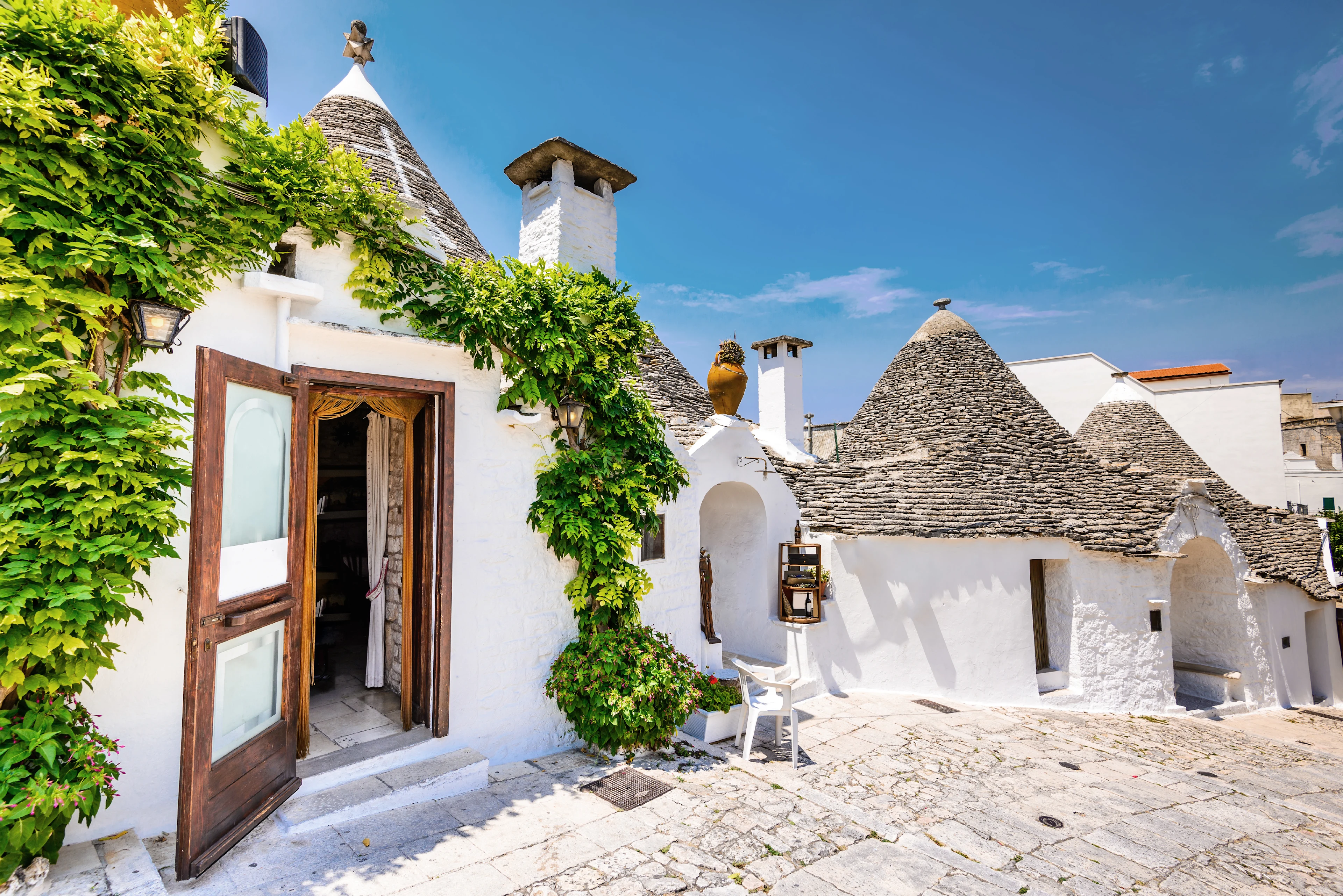 Traditionelle hvide trulli-huse med kegleformede tage