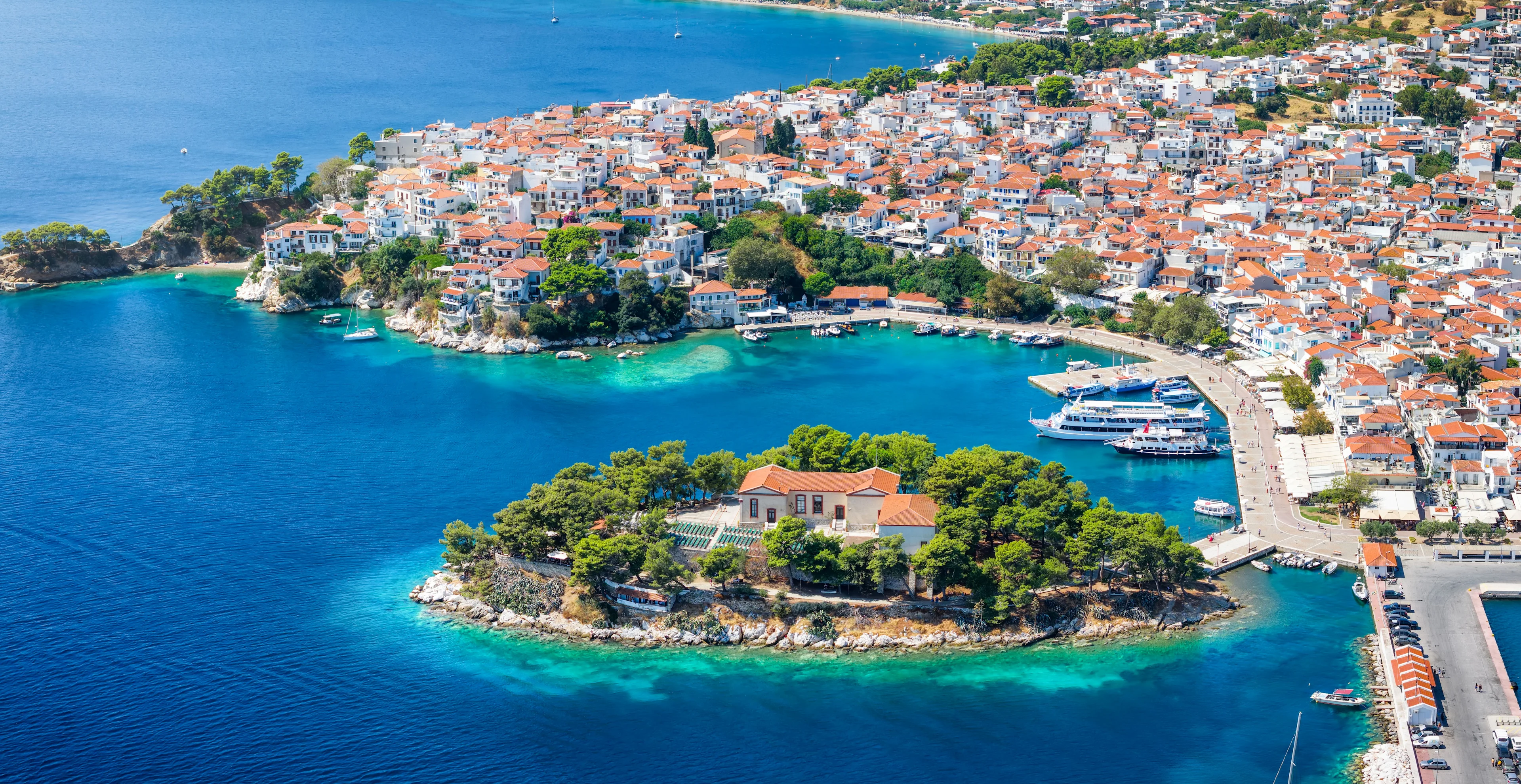 Vy över Skiathos stad med Bourtzi i förgrunden