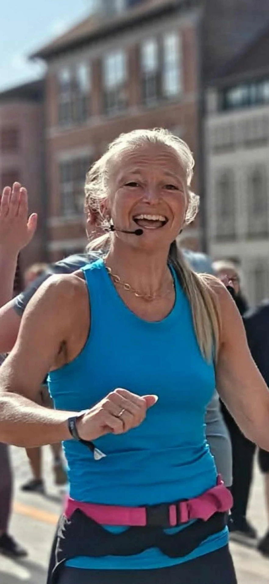 Sine Nordbo i blåt træningstøj træner