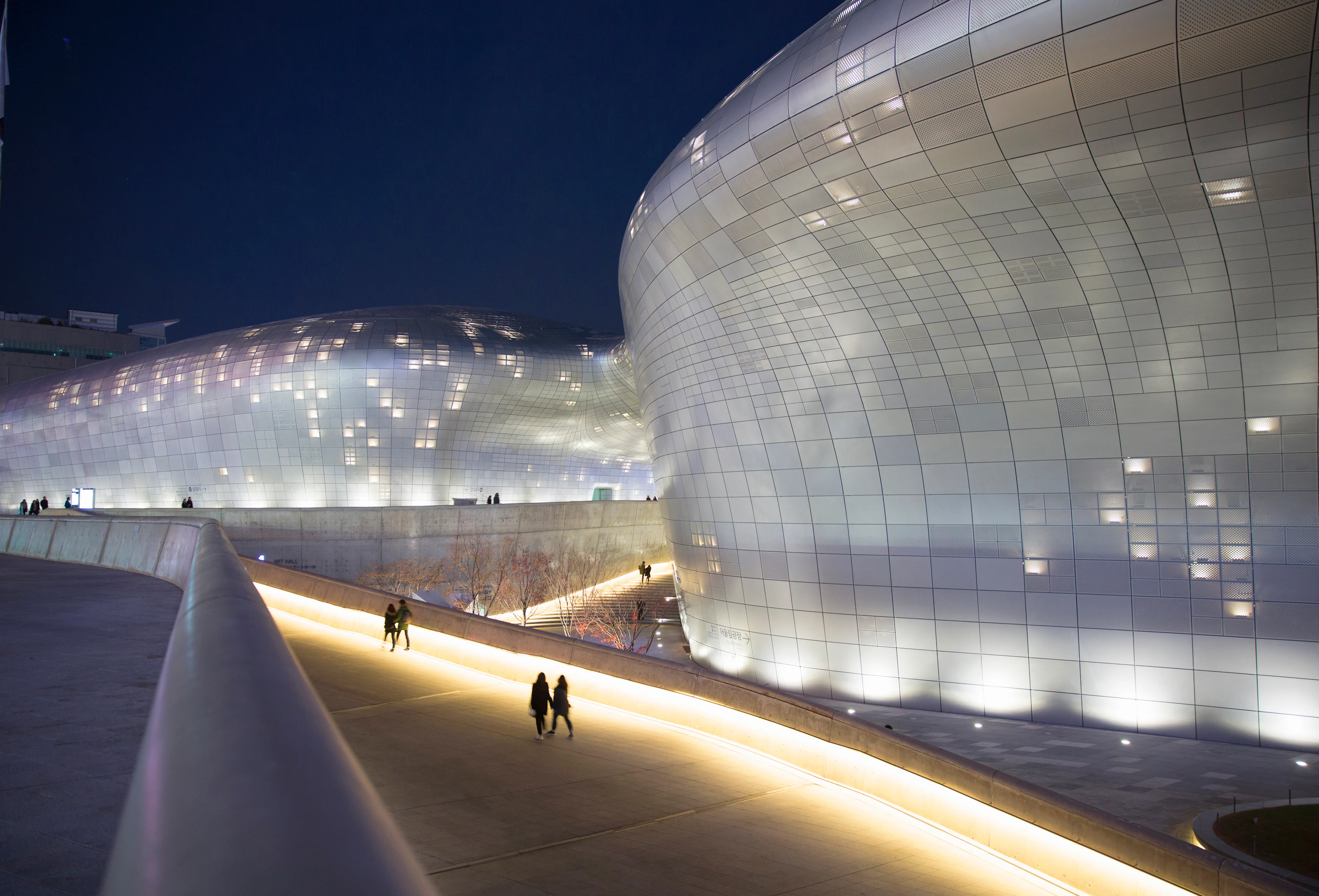 Modern arkitektur vid Dongdaemun Design Plaza